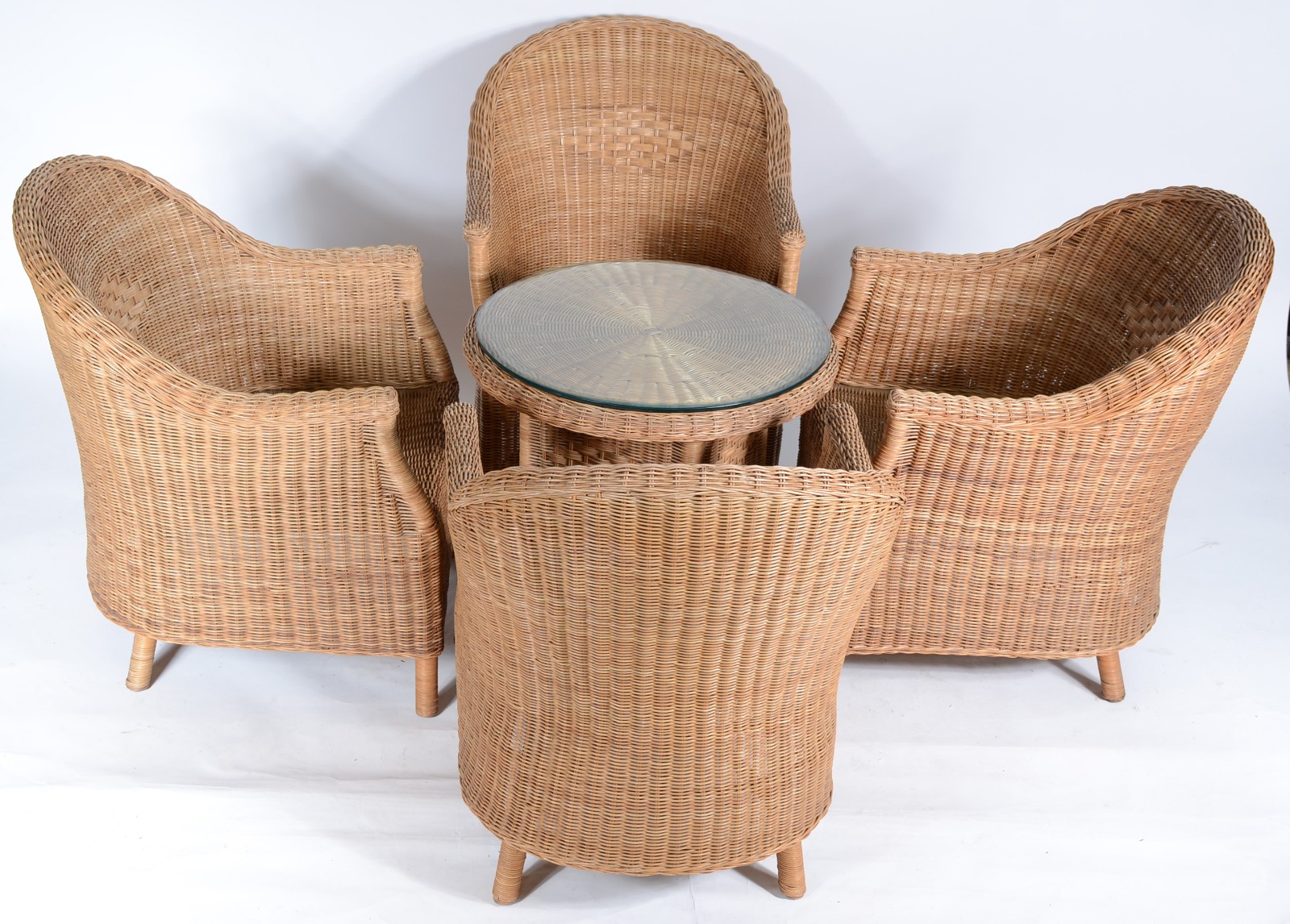Conjunto de vime composto de 4 poltronas e uma mesa redonda. - foto 1 de 7