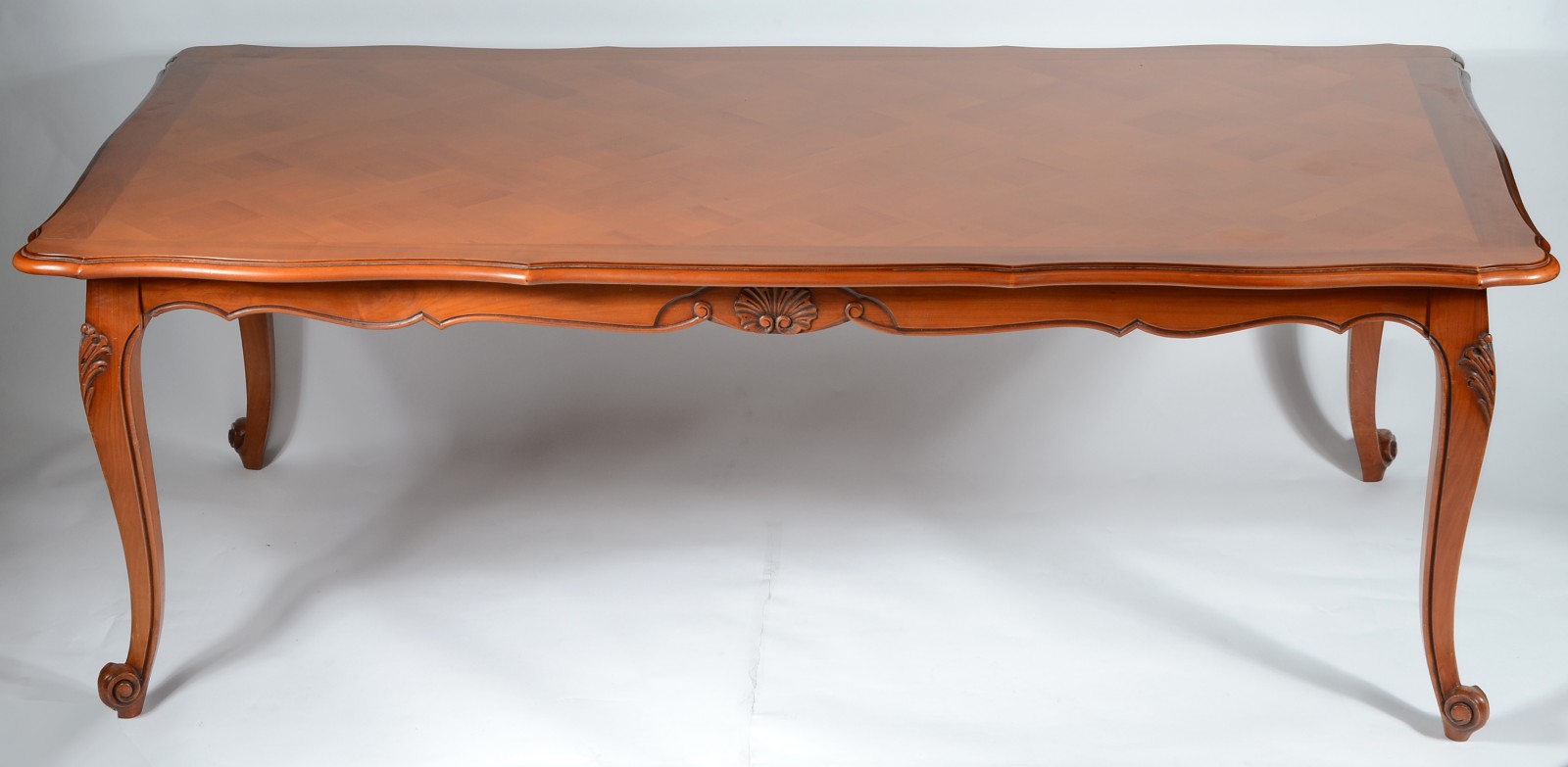 Mesa de jantar de madeira nobre, saia recortada e quatro pernas... - foto 5 de 9