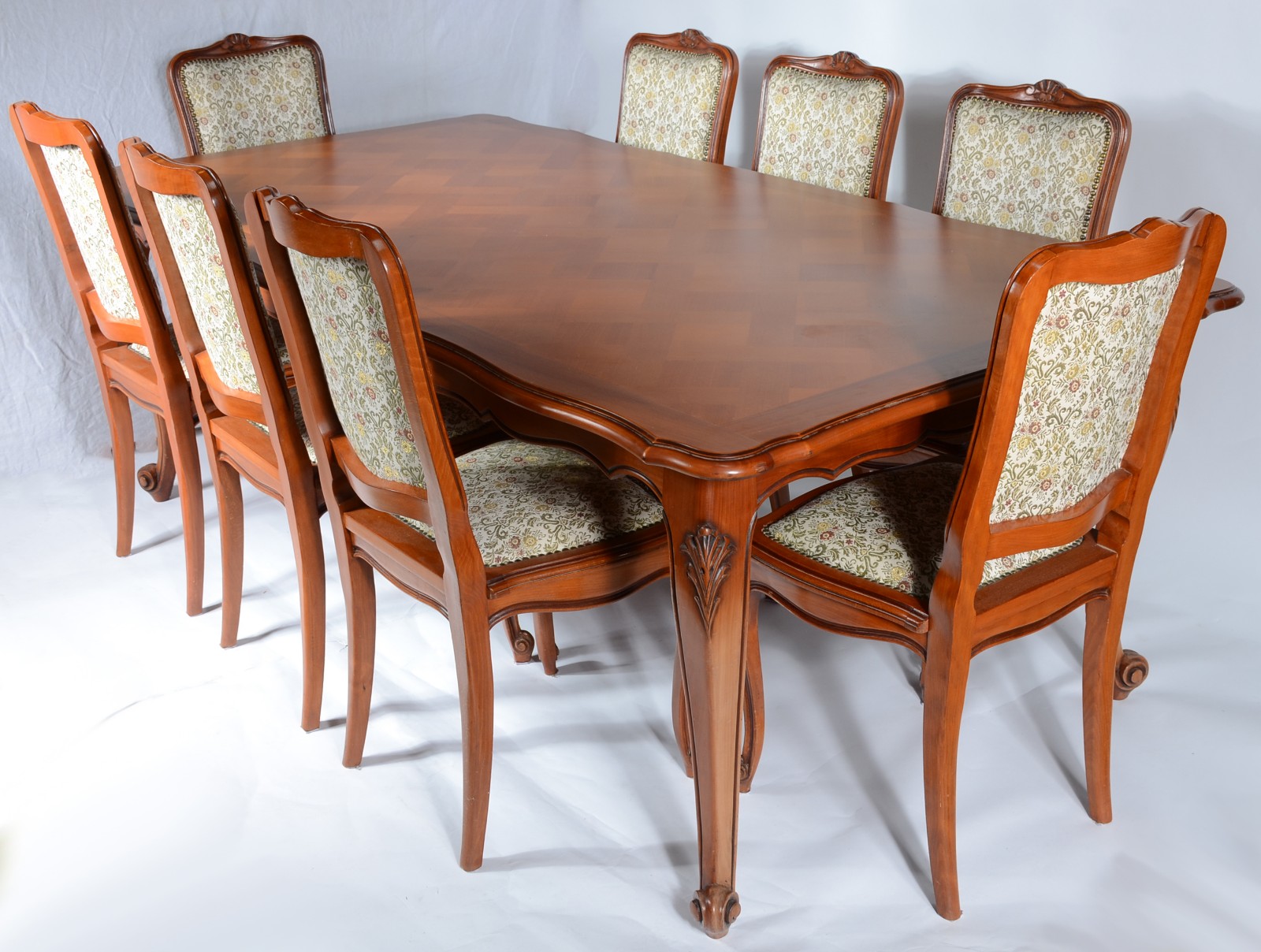 Mesa de jantar de madeira nobre, saia recortada e quatro pernas... - foto 1 de 9