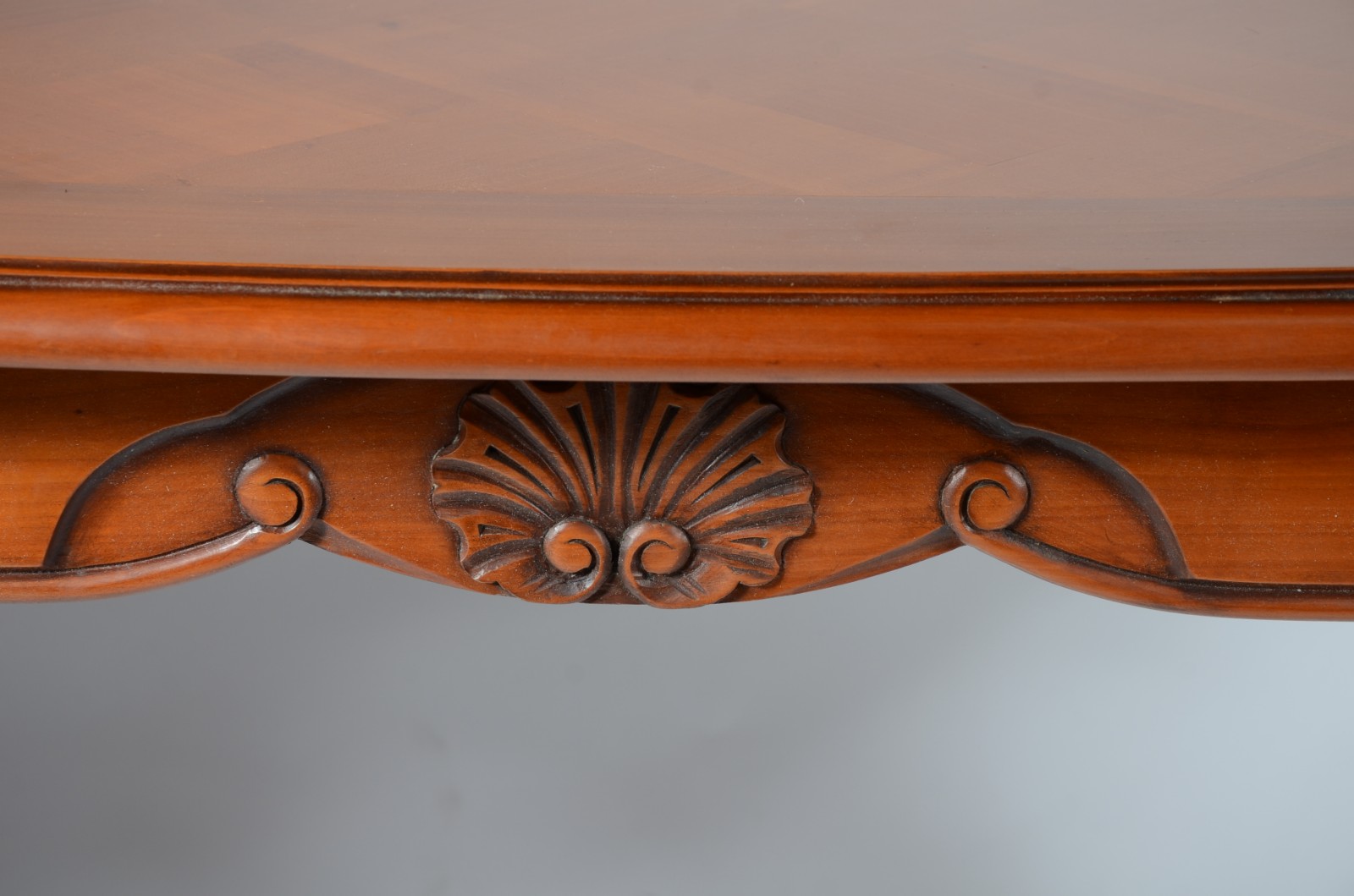 Mesa de jantar de madeira nobre, saia recortada e quatro pernas... - foto 8 de 9