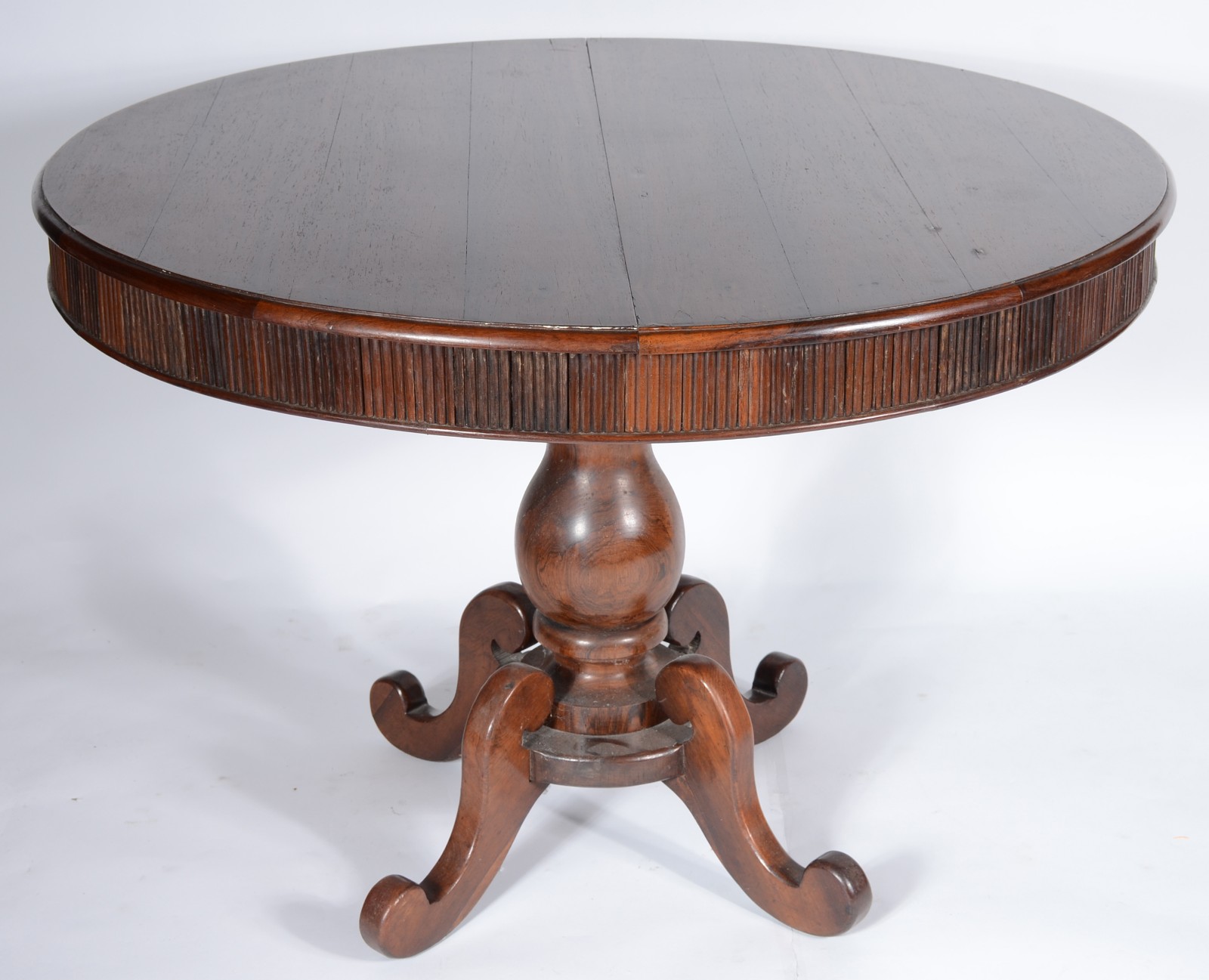 Mesa de madeira nobre no feitio redondo com tábua extensora (0,30 cm... - foto 1 de 5