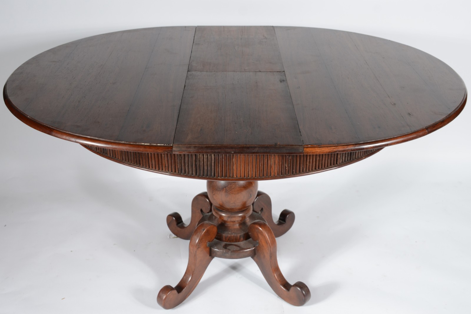 Mesa de madeira nobre no feitio redondo com tábua extensora (0,30 cm... - foto 4 de 5