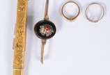 Quatro peças diversas de ouro 18 k, sendo broch... - Quatro peças diversas de ouro 18 k, sendo broche com pedra preta e flores coloridas; porta agulhas de ouro 14 k com flores em relevo, assinado, ...