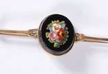 Quatro peças diversas de ouro 18 k, sendo broch... - Quatro peças diversas de ouro 18 k, sendo broche com pedra preta e flores coloridas; porta agulhas de ouro 14 k com flores em relevo, assinado, ...