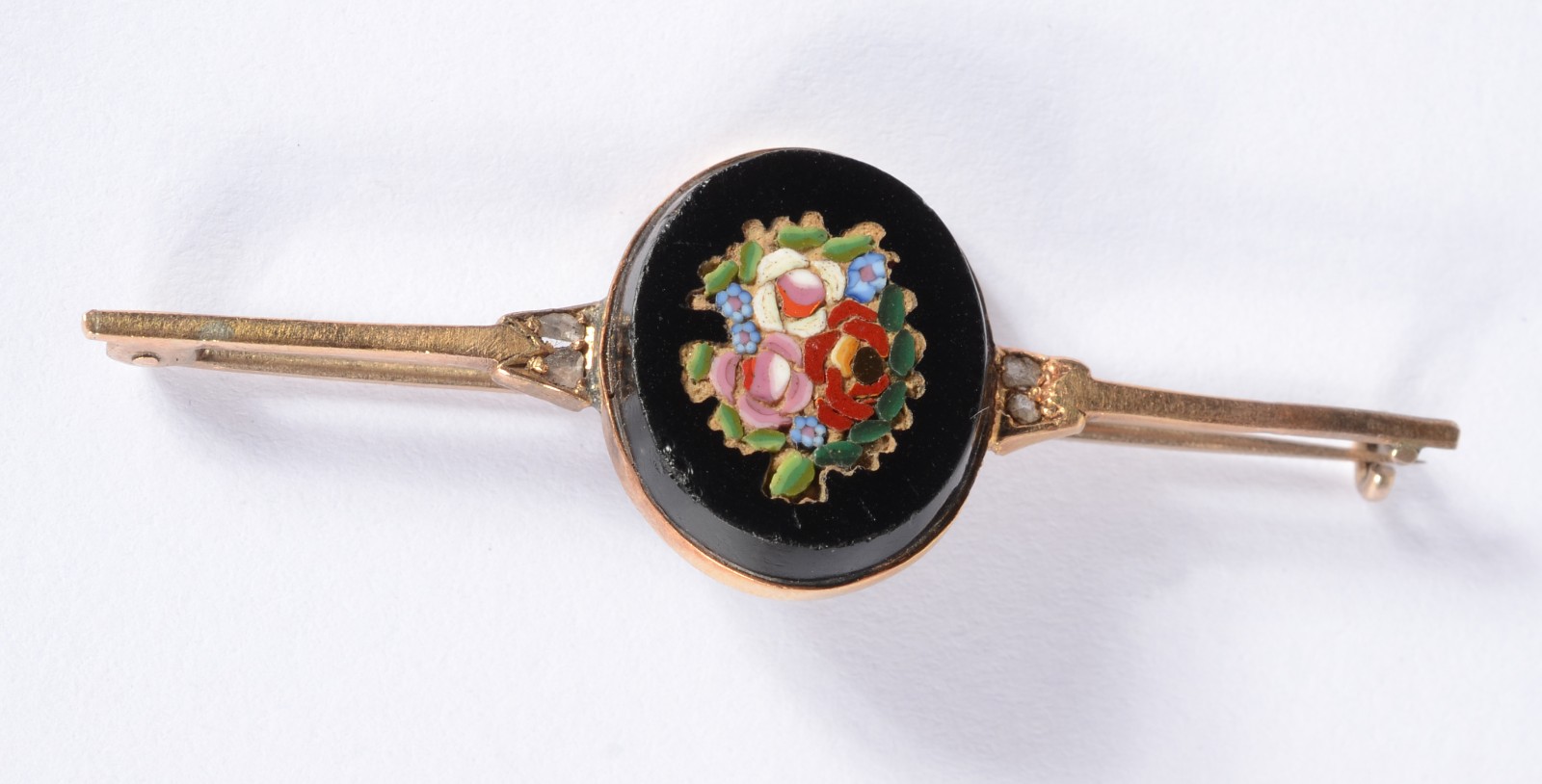 Quatro peças diversas de ouro 18 k, sendo broche com pedra preta e... - foto 2 de 7