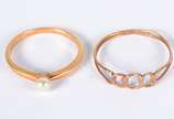Quatro peças diversas de ouro 18 k, sendo broch... - Quatro peças diversas de ouro 18 k, sendo broche com pedra preta e flores coloridas; porta agulhas de ouro 14 k com flores em relevo, assinado, ...