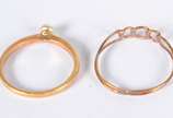 Quatro peças diversas de ouro 18 k, sendo broch... - Quatro peças diversas de ouro 18 k, sendo broche com pedra preta e flores coloridas; porta agulhas de ouro 14 k com flores em relevo, assinado, ...
