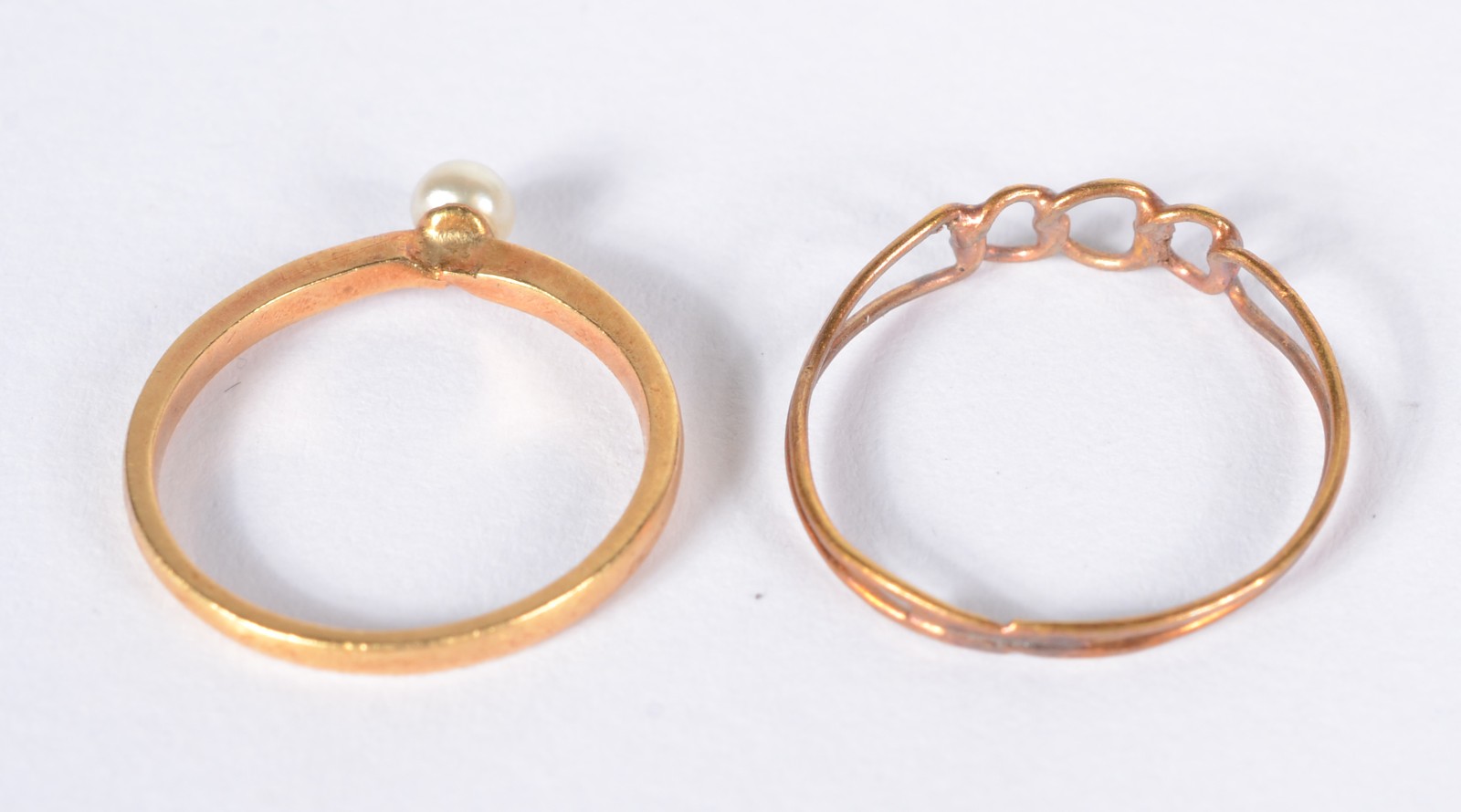 Quatro peças diversas de ouro 18 k, sendo broche com pedra preta e... - foto 4 de 7