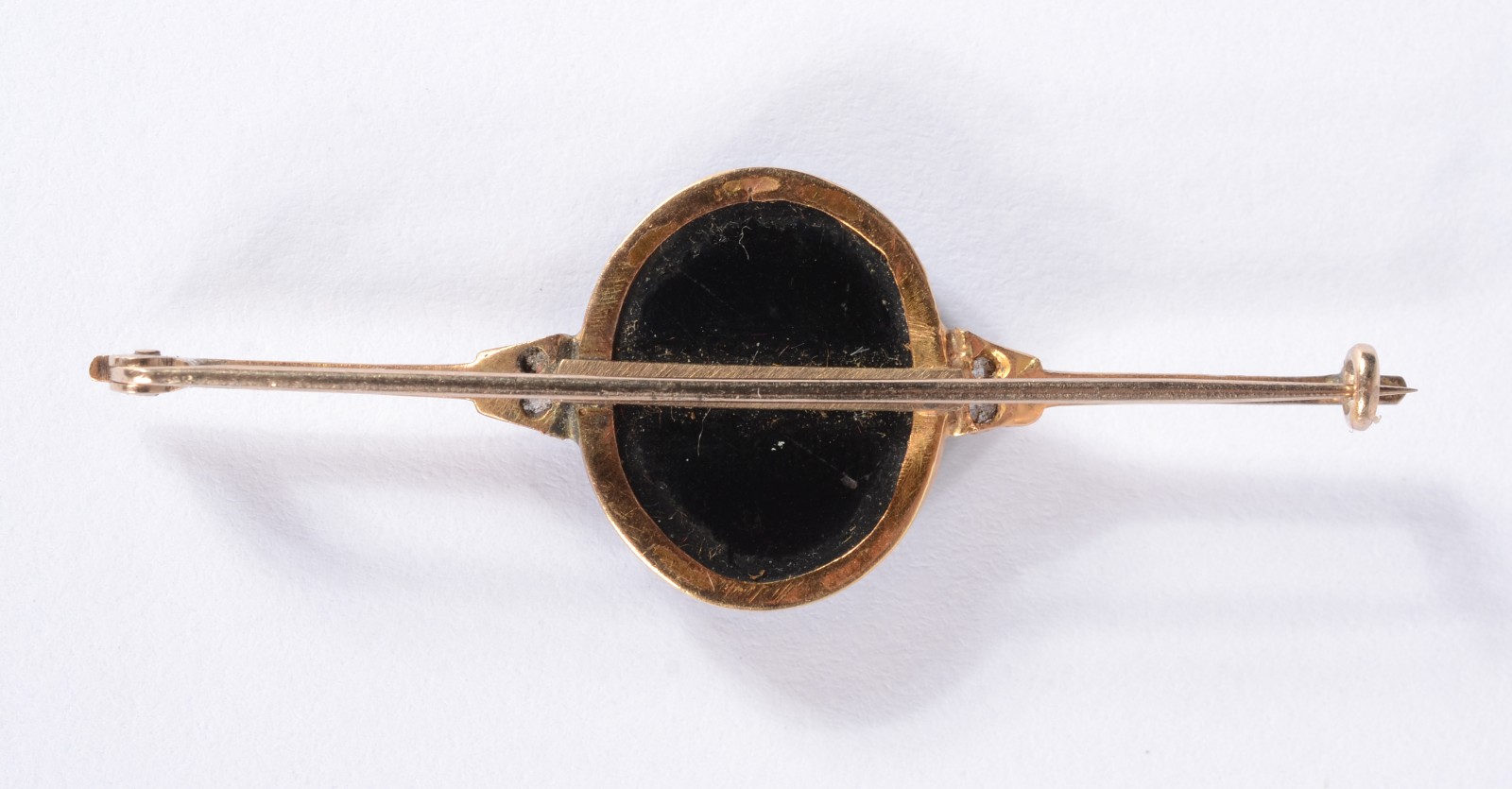 Quatro peças diversas de ouro 18 k, sendo broche com pedra preta e... - foto 5 de 7