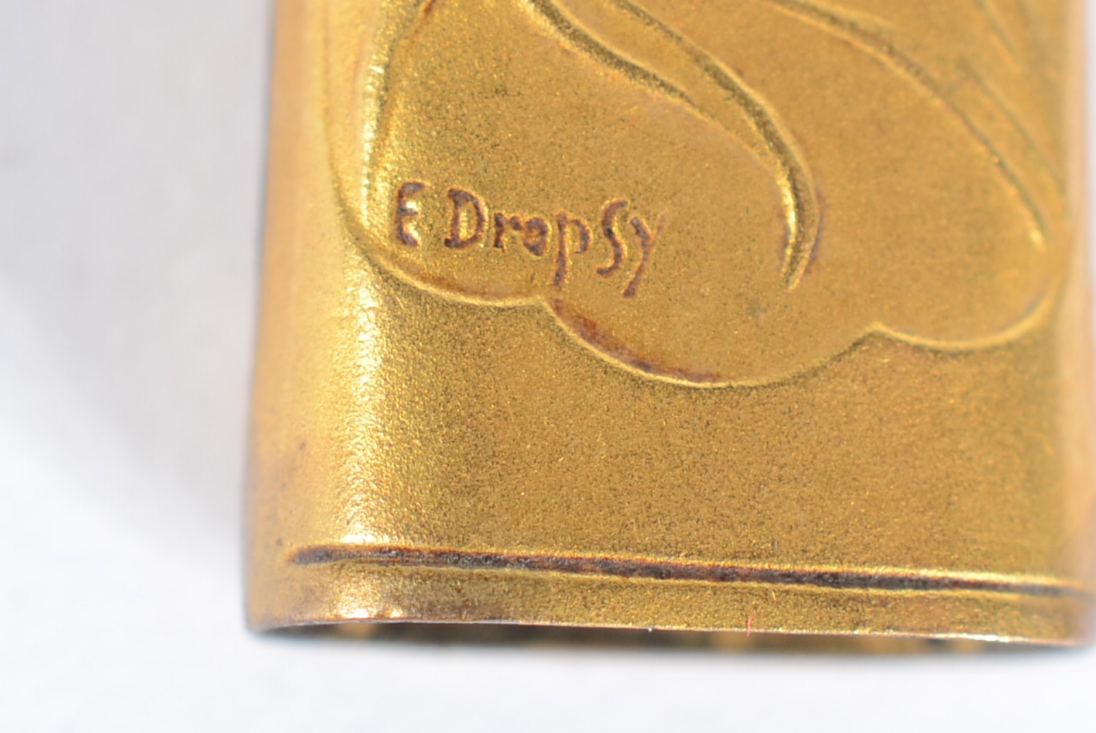 Quatro peças diversas de ouro 18 k, sendo broche com pedra preta e... - foto 6 de 7