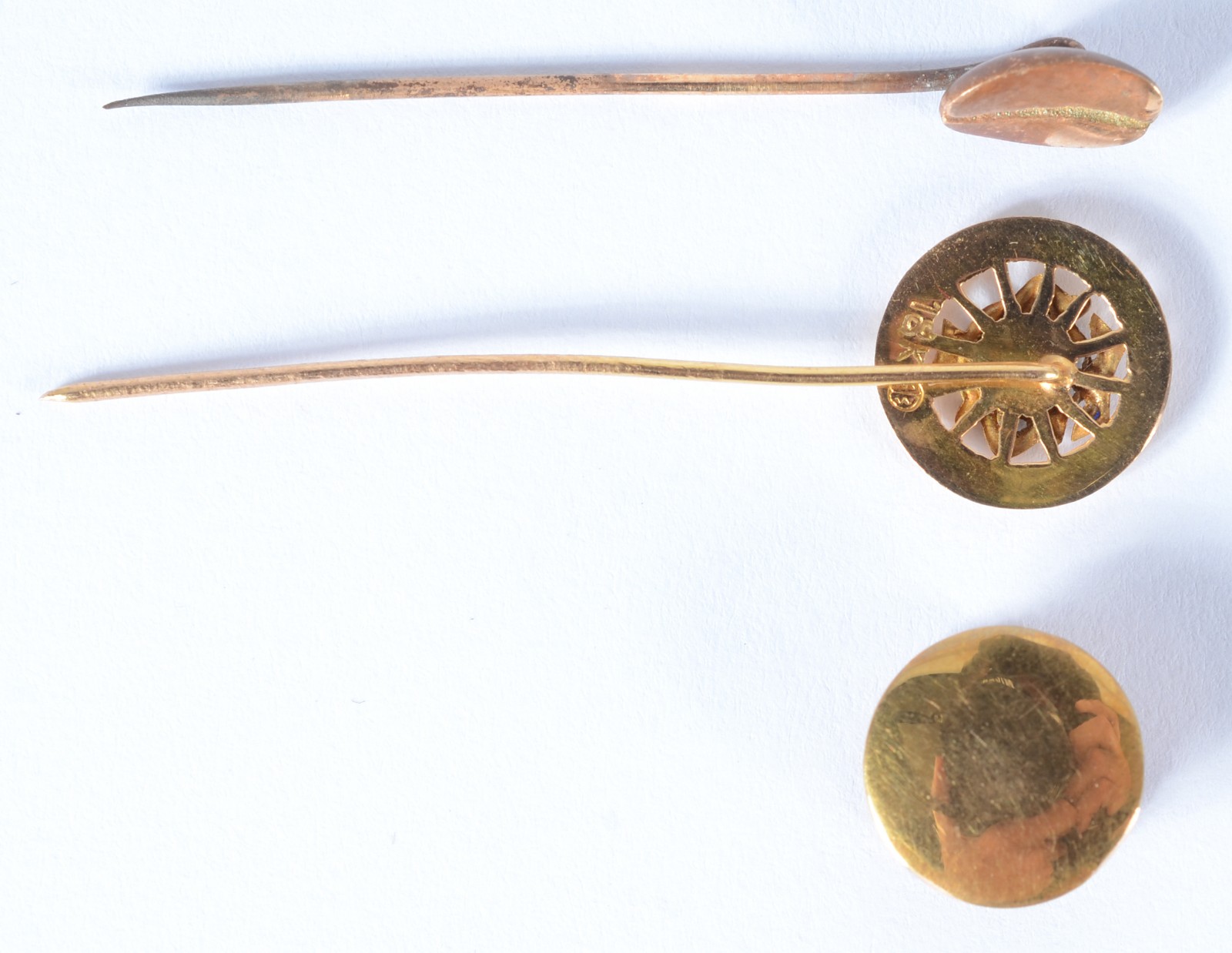 Três peças, sendo: dois alfinetes de ouro 18 k., e uma "medalha"... - foto 2 de 3