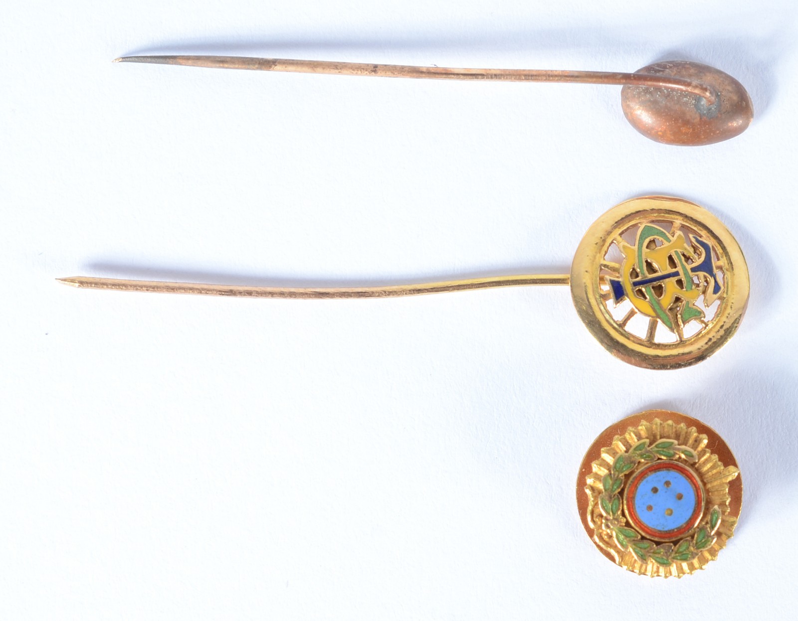Três peças, sendo: dois alfinetes de ouro 18 k., e uma "medalha"... - foto 1 de 3