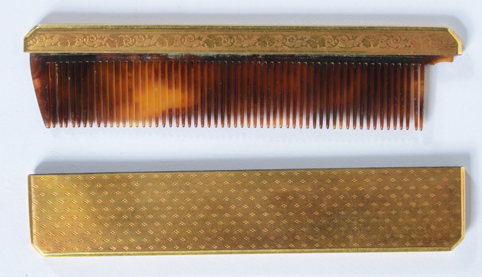 Pente com suporte e estojo em plaque d'or. Faltando alguns dentes do... - foto 3 de 3
