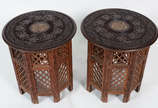 Par de mesas orientais de madeira com vazados e... - Par de mesas orientais de madeira com vazados e entalhes 