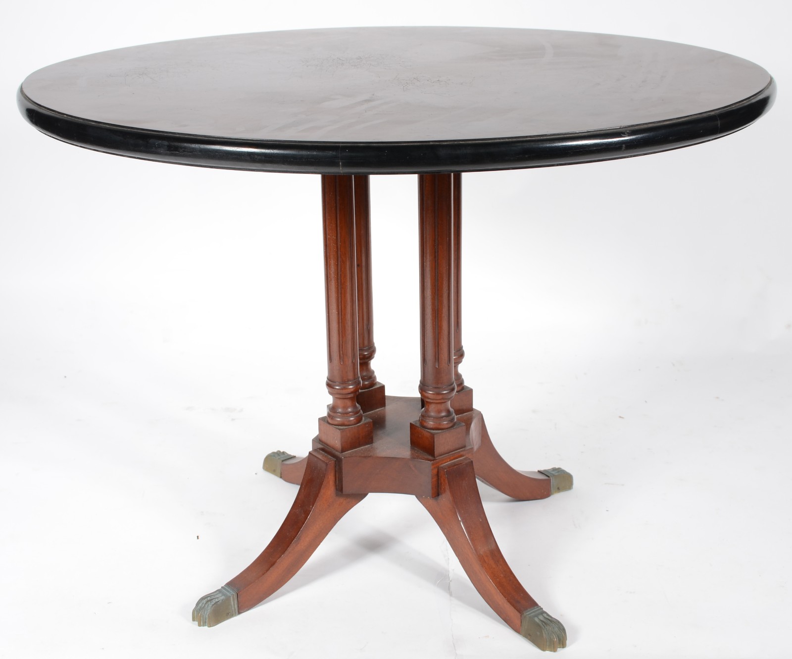 Mesa de apresentação de madeira nobre, tampo feitio oval apoiado em... - foto 1 de 4