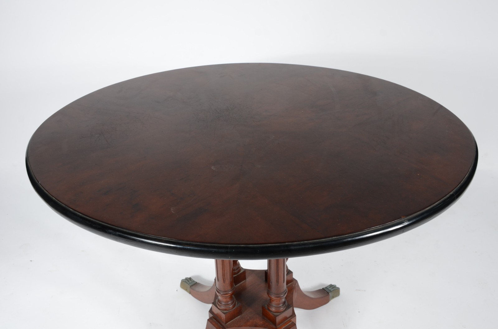 Mesa de apresentação de madeira nobre, tampo feitio oval apoiado em... - foto 3 de 4