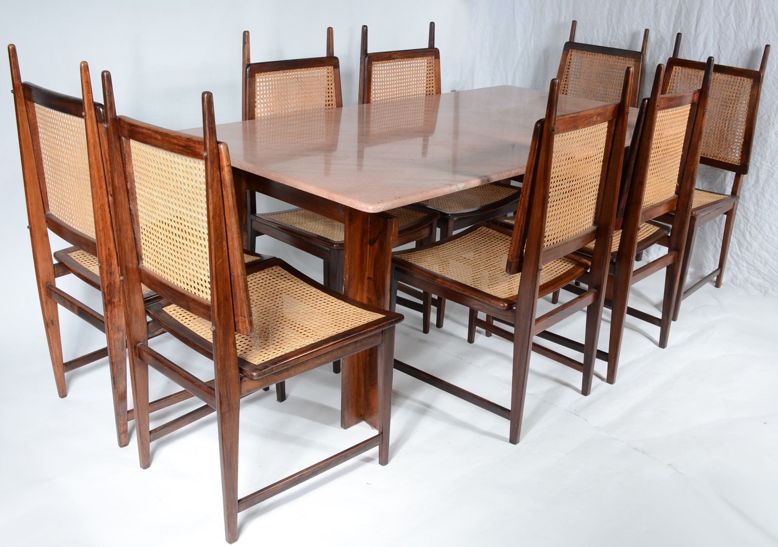 Mesa de jantar com base de jacarandá e tampo de mármore rosa feitio... - foto 1 de 10