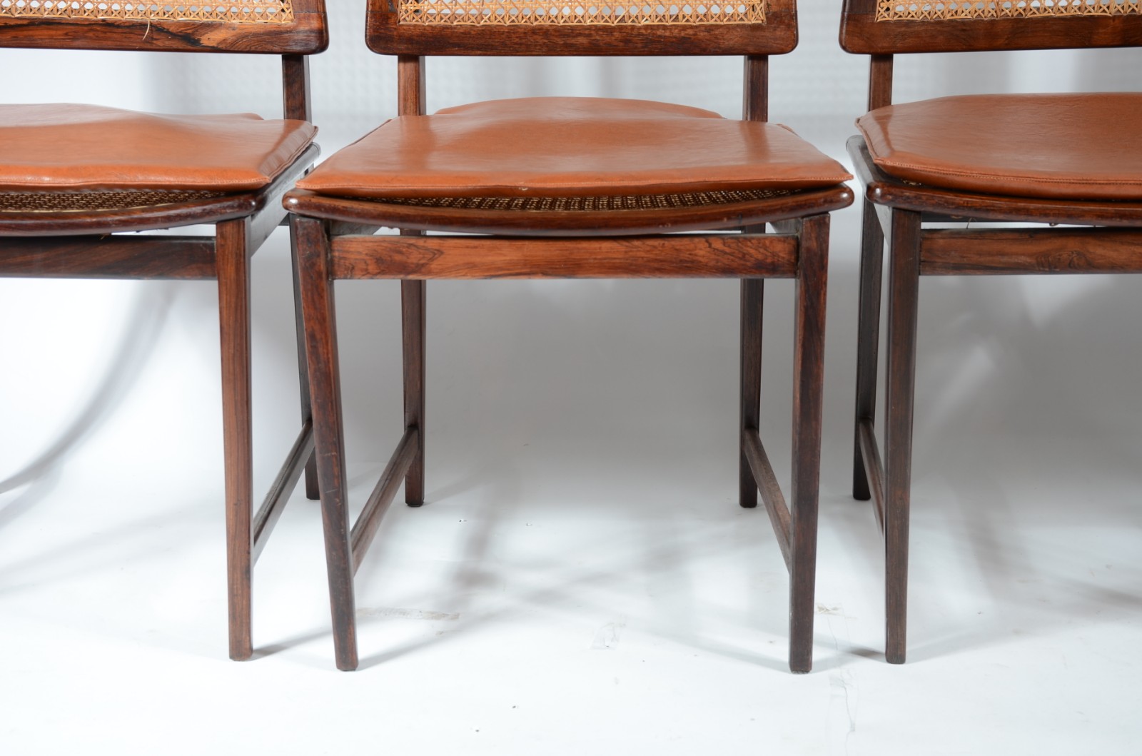 Mesa de jantar com base de jacarandá e tampo de mármore rosa feitio... - foto 10 de 10