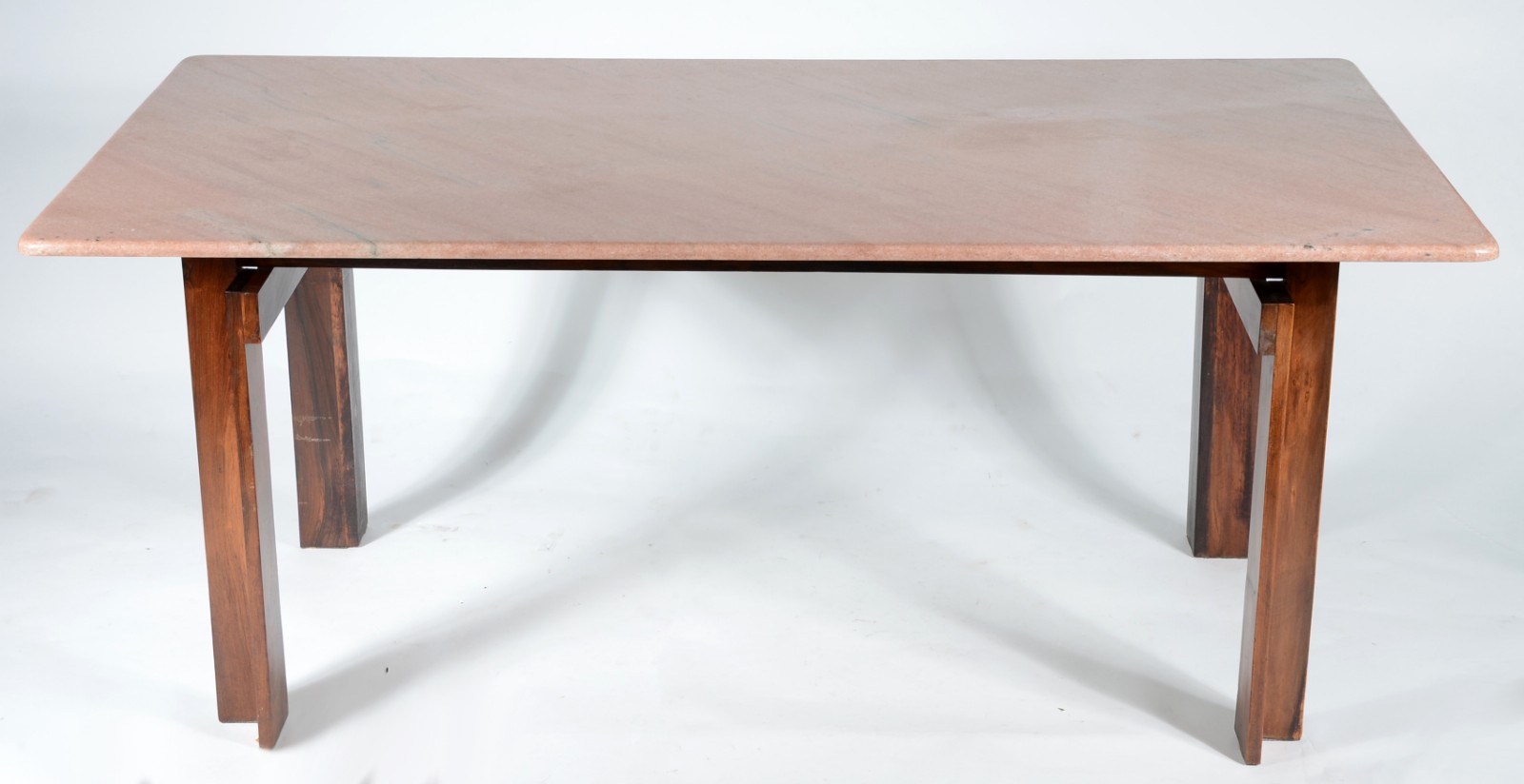 Mesa de jantar com base de jacarandá e tampo de mármore rosa feitio... - foto 2 de 10