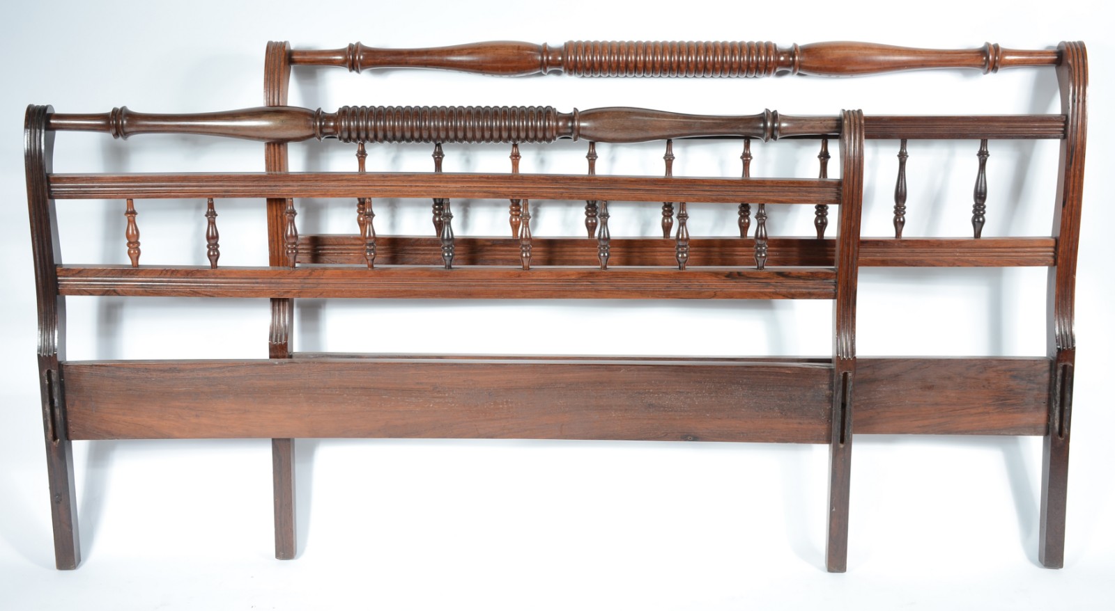 Cama de casal de jacarandá, estilo "marquesa" com pinos torneados... - foto 2 de 3