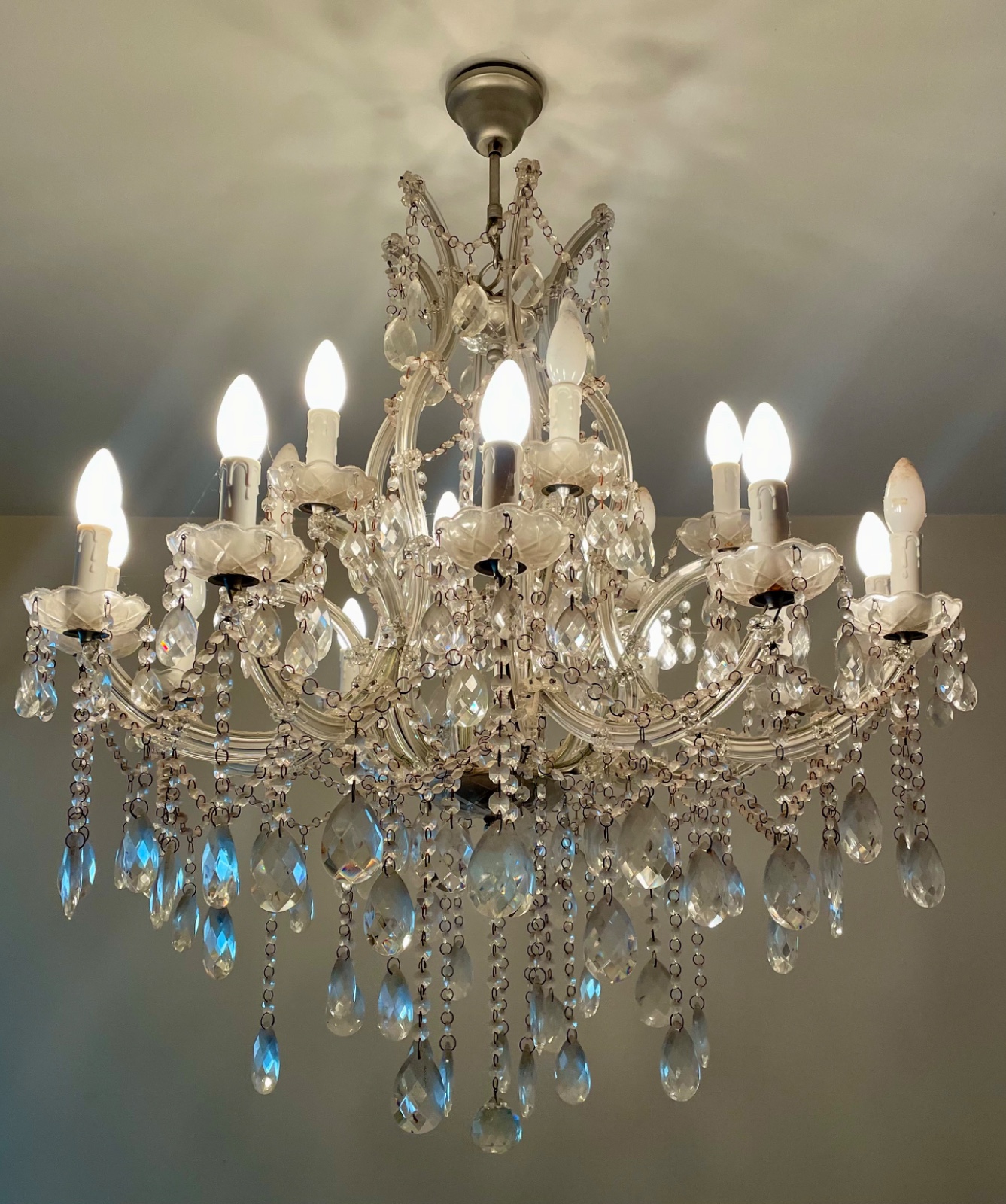 Imponente lustre de cristal para 18 luzes com pingentes lapidados. - foto 1 de 7