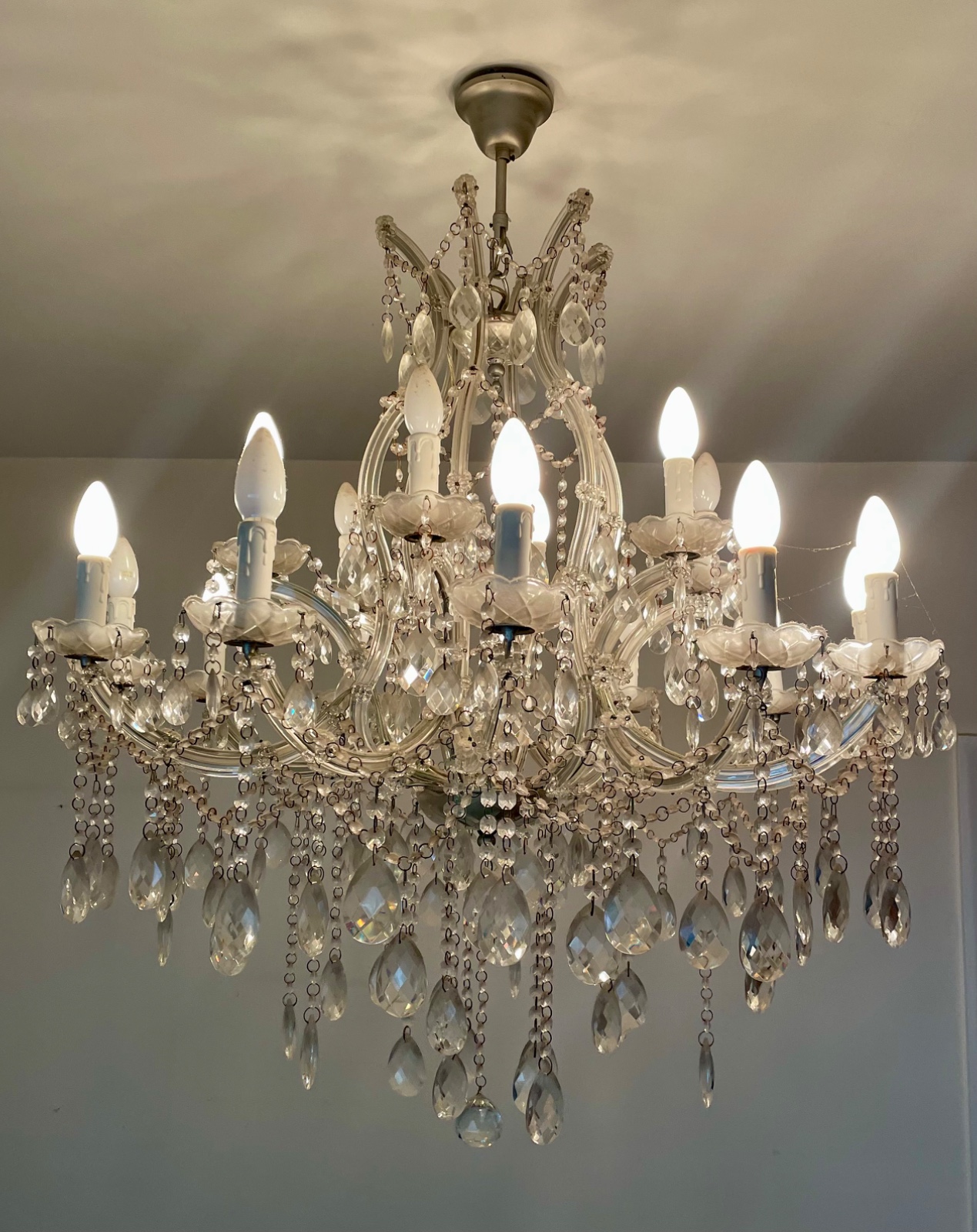Imponente lustre de cristal para 18 luzes com pingentes lapidados. - foto 2 de 7