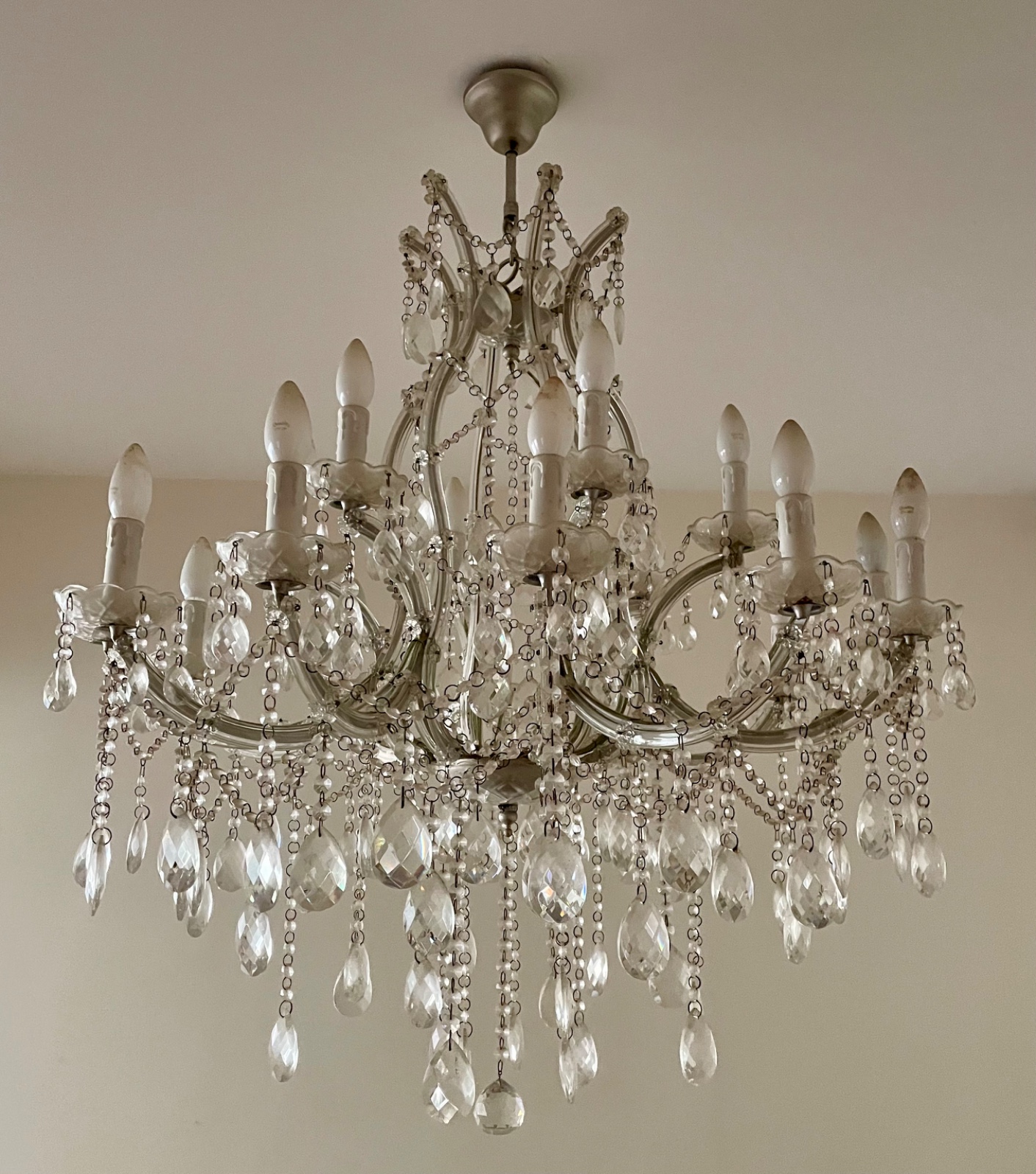 Imponente lustre de cristal para 18 luzes com pingentes lapidados. - foto 3 de 7