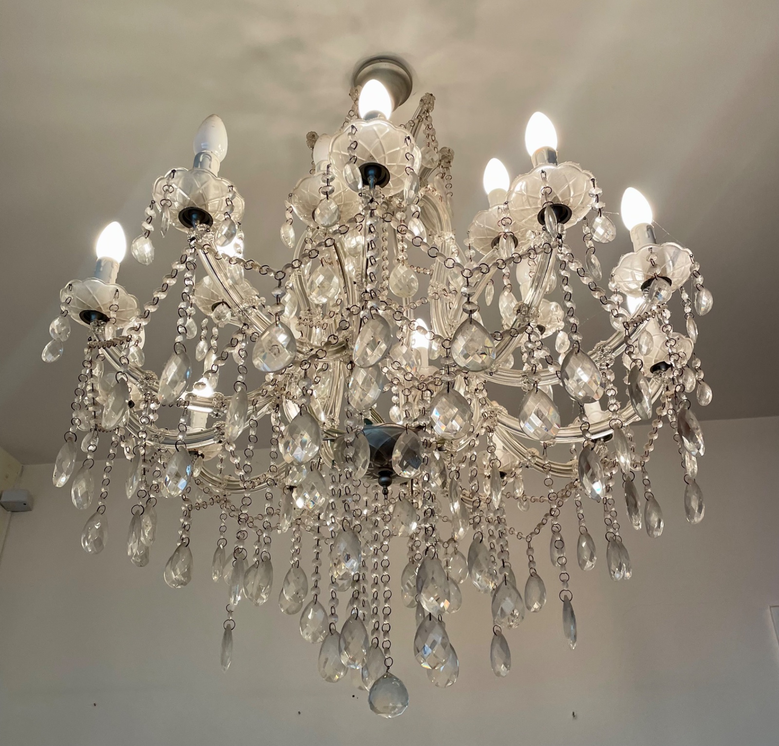 Imponente lustre de cristal para 18 luzes com pingentes lapidados. - foto 4 de 7