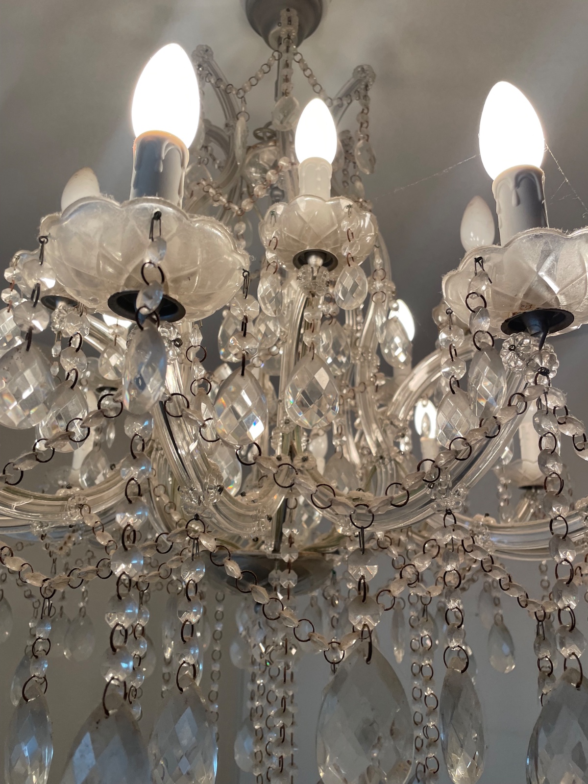 Imponente lustre de cristal para 18 luzes com pingentes lapidados. - foto 5 de 7