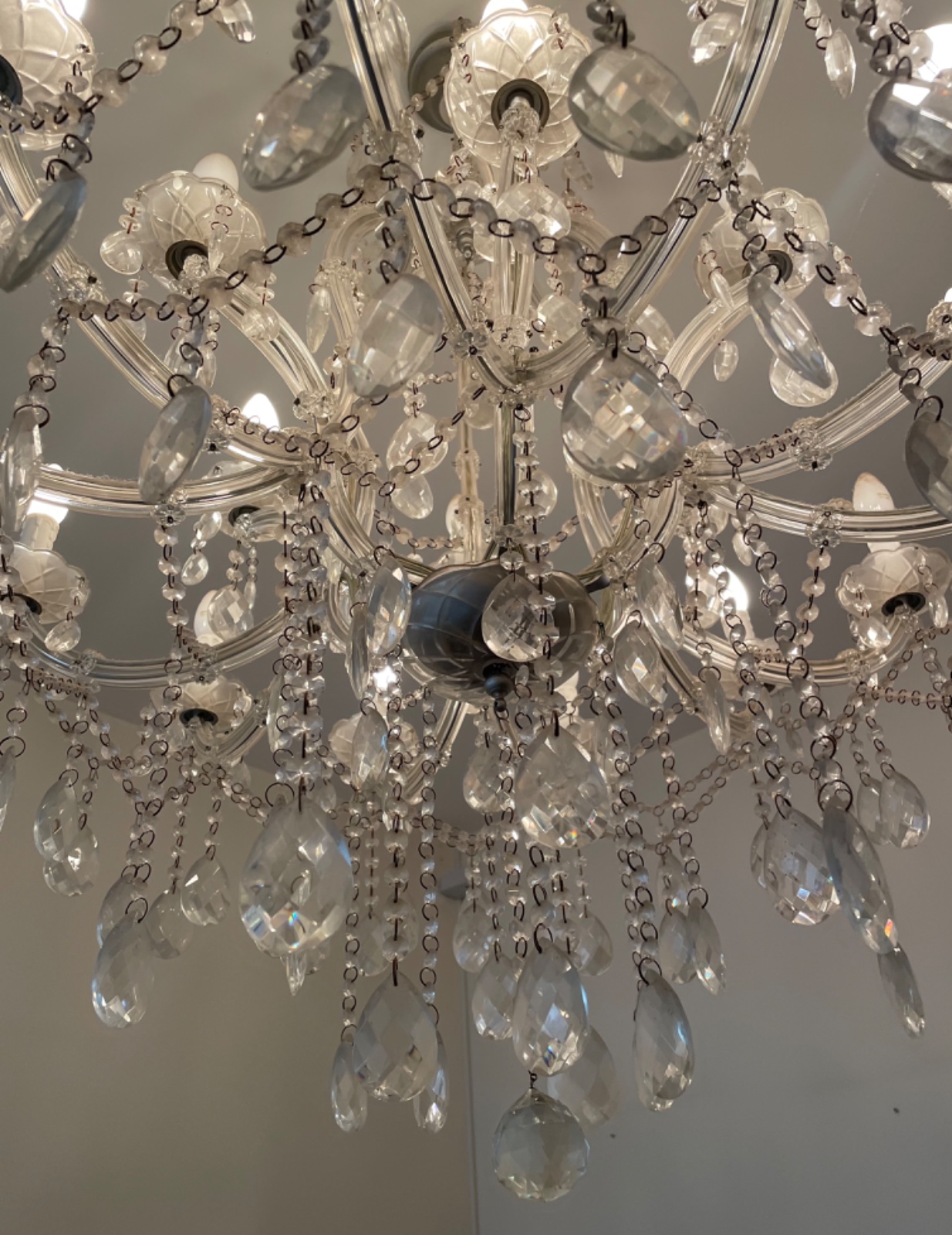 Imponente lustre de cristal para 18 luzes com pingentes lapidados. - foto 6 de 7