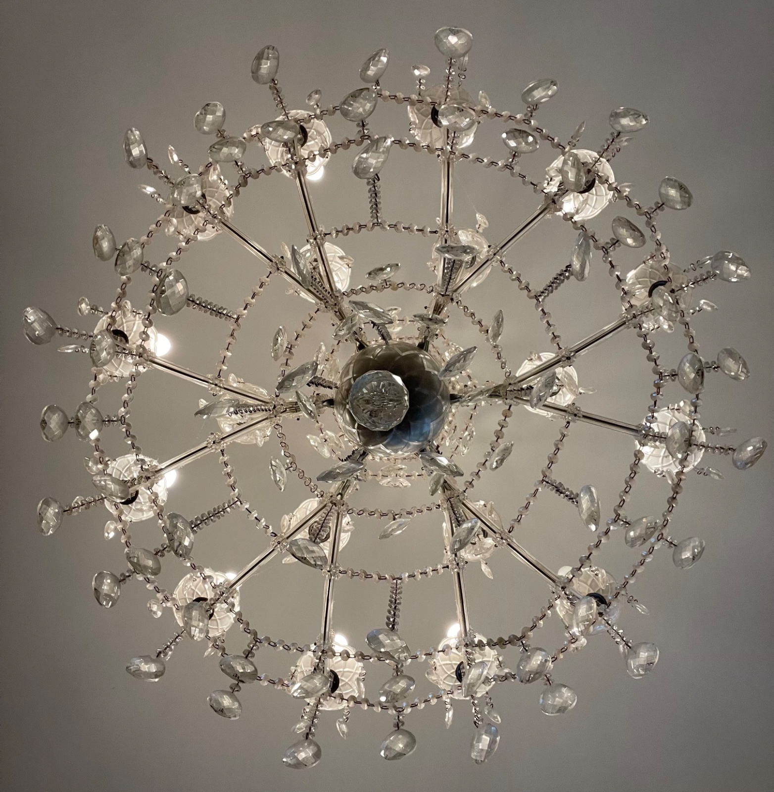 Imponente lustre de cristal para 18 luzes com pingentes lapidados. - foto 7 de 7