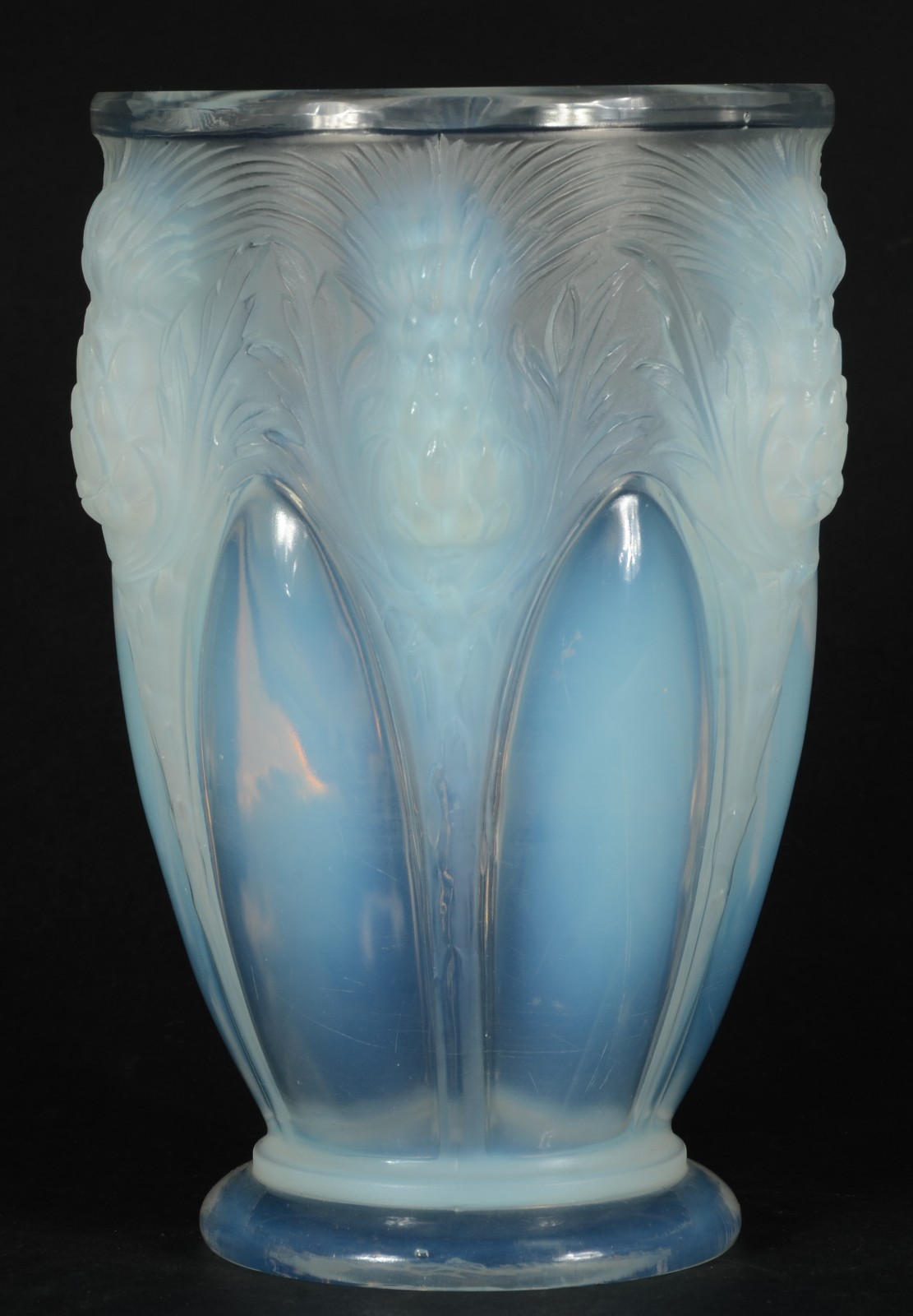Vaso francês de cristal opalescente decorado com abacaxis e folhas em... - foto 1 de 6