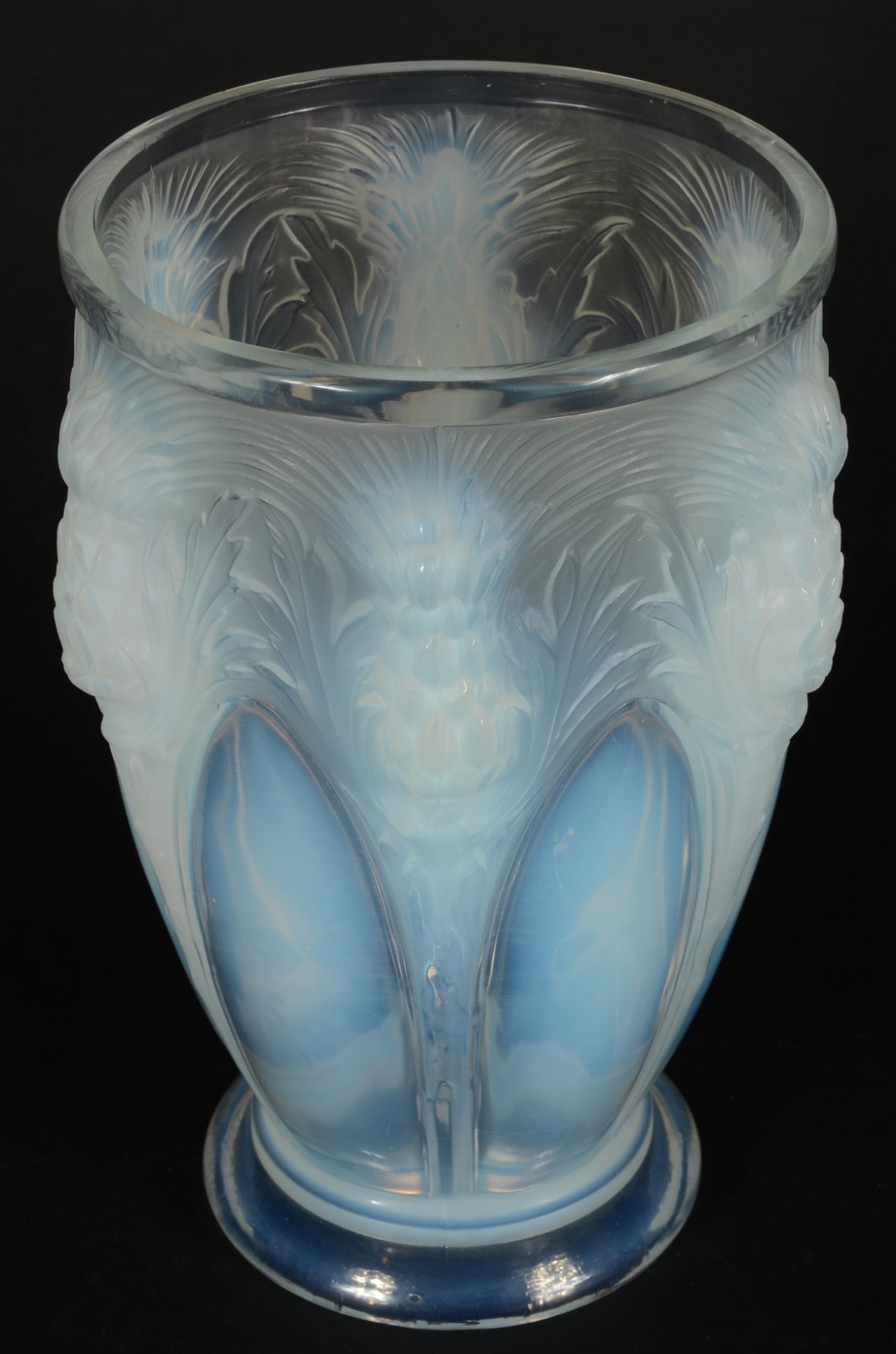 Vaso francês de cristal opalescente decorado com abacaxis e folhas em... - foto 2 de 6