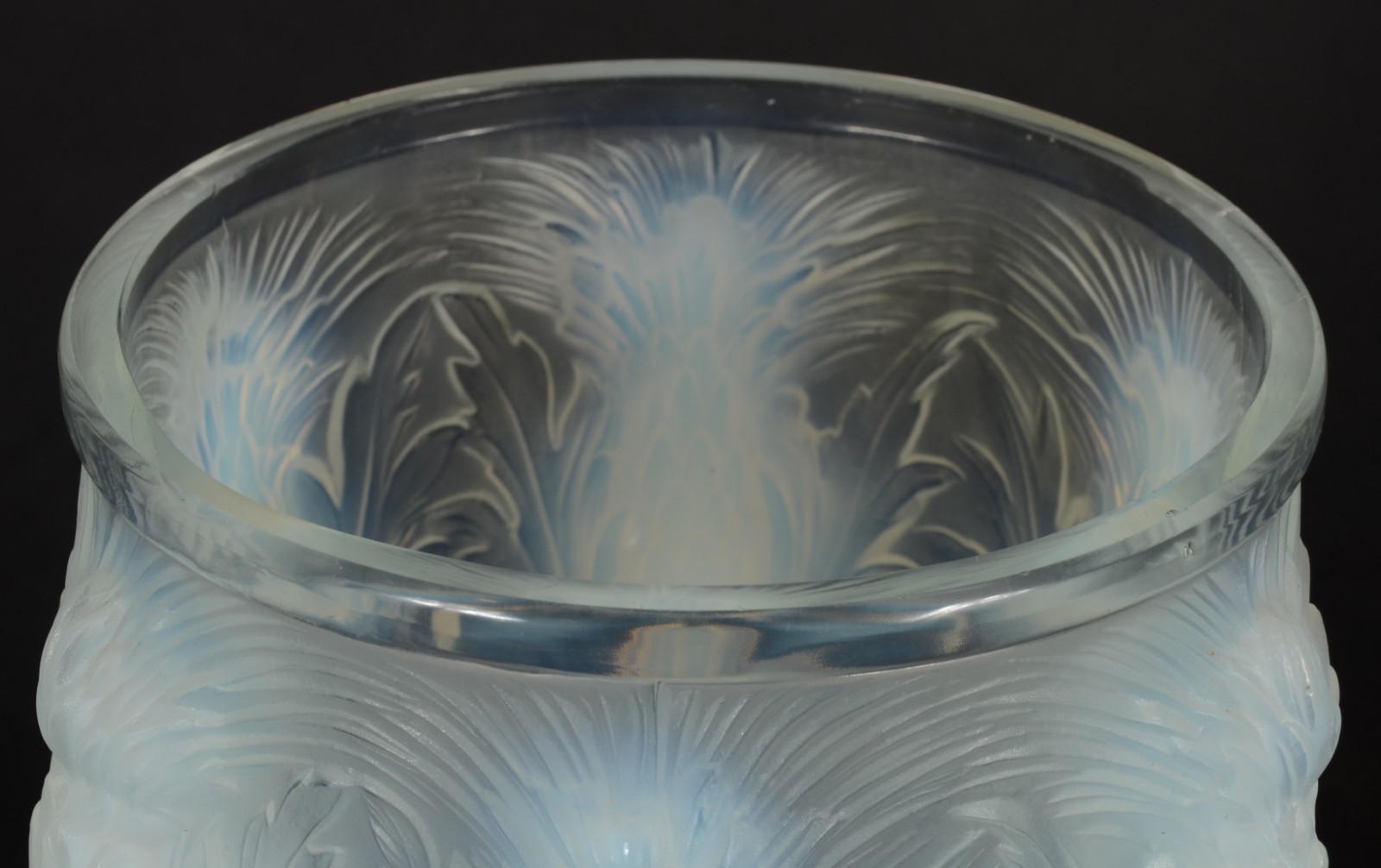 Vaso francês de cristal opalescente decorado com abacaxis e folhas em... - foto 3 de 6