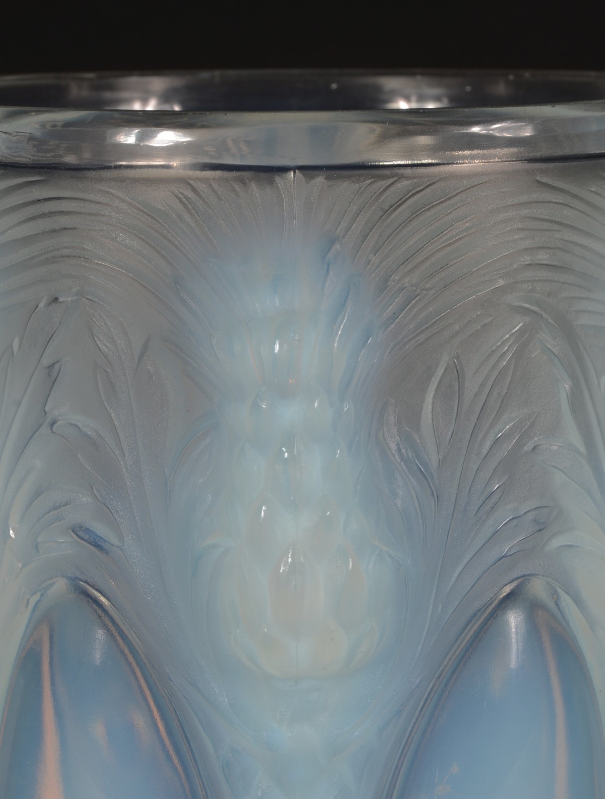 Vaso francês de cristal opalescente decorado com abacaxis e folhas em... - foto 4 de 6