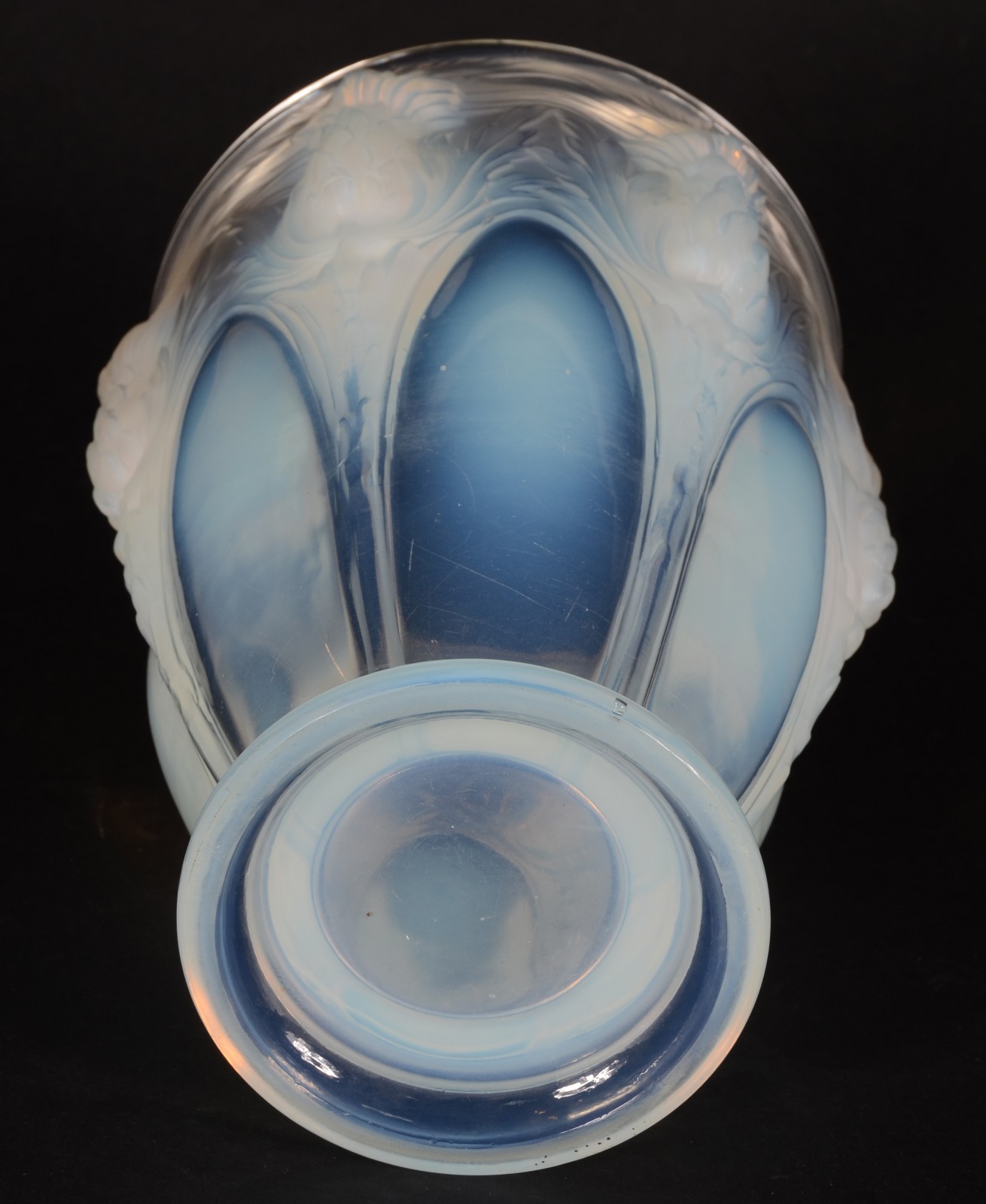 Vaso francês de cristal opalescente decorado com abacaxis e folhas em... - foto 5 de 6