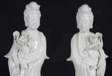 Guan Yin - Par de estatuetas de porcelana "Blanc de Chine" representando Guan Yin.