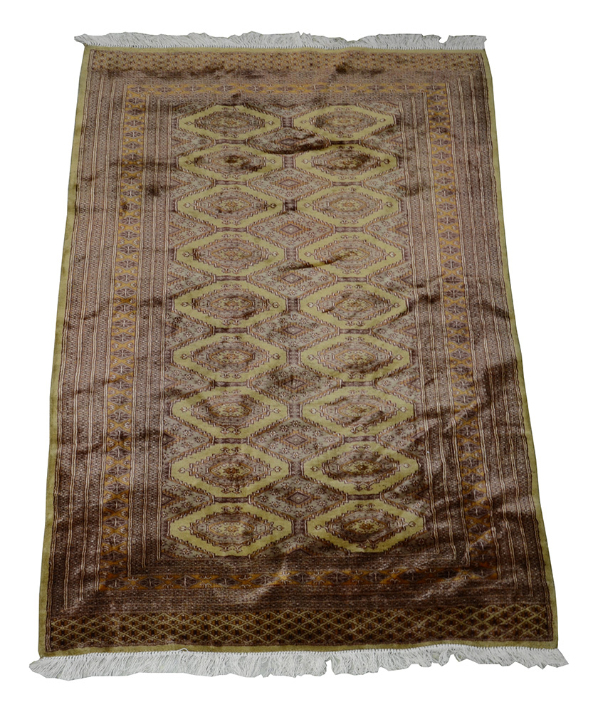Tapete Pakistan. Medidas 1,82 x 1,25 m.