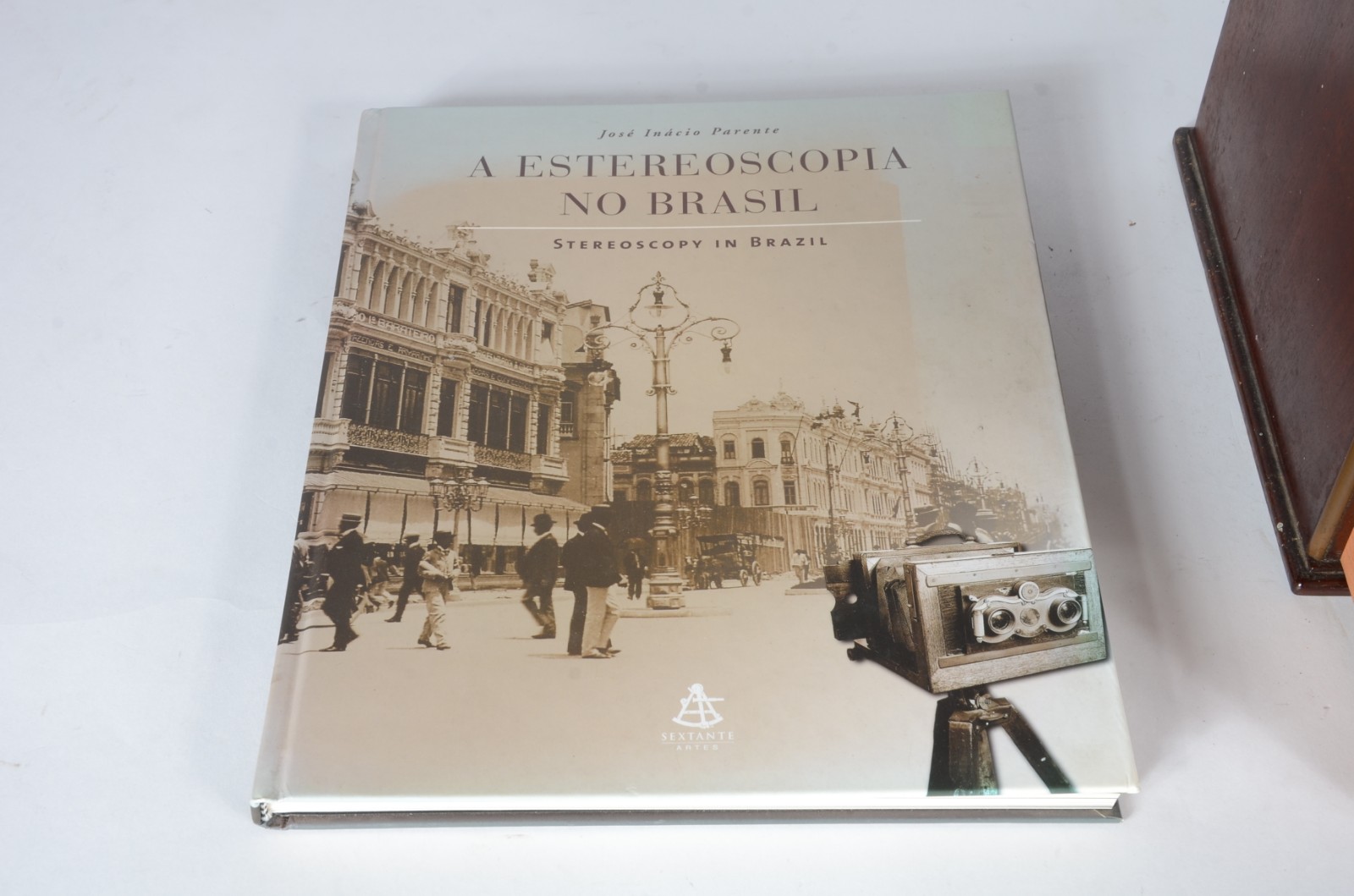 Conjunto com Estereoscópio e estojo com placas de vidro com paisagens... - foto 8 de 11