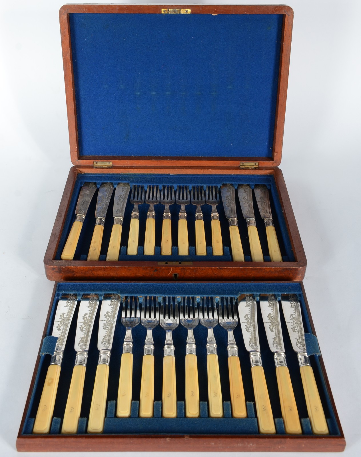 Elegante faqueiro para peixe composto de: 12 garfos e 12 facas de... - foto 1 de 8