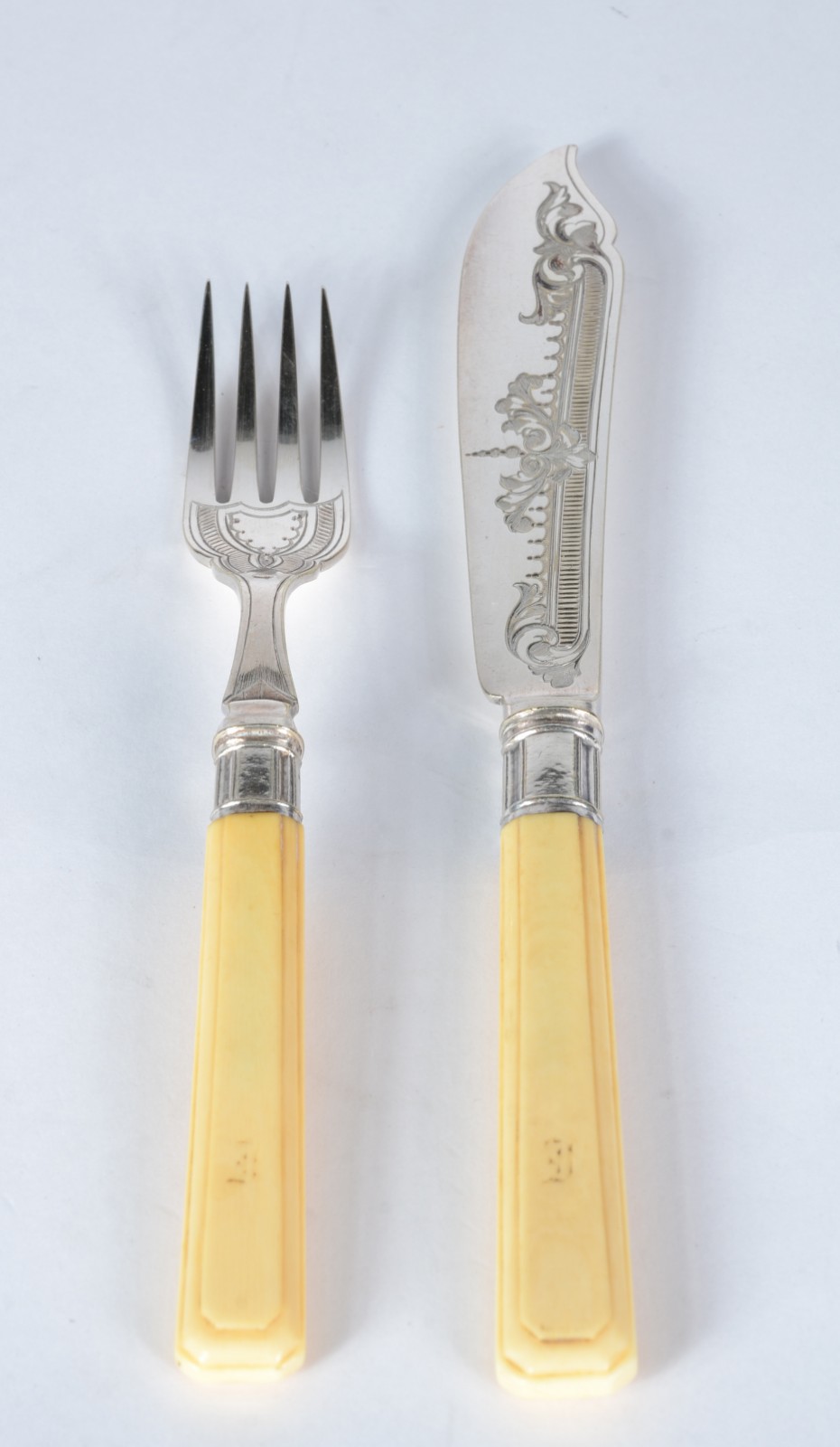 Elegante faqueiro para peixe composto de: 12 garfos e 12 facas de... - foto 3 de 8