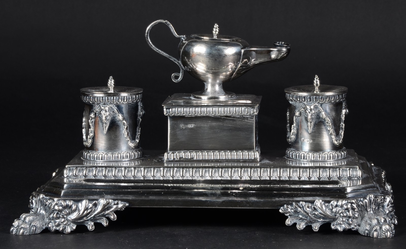 Exuberante tinteiro de mesa em prata inglesa victoriana repuxada e... - foto 1 de 7