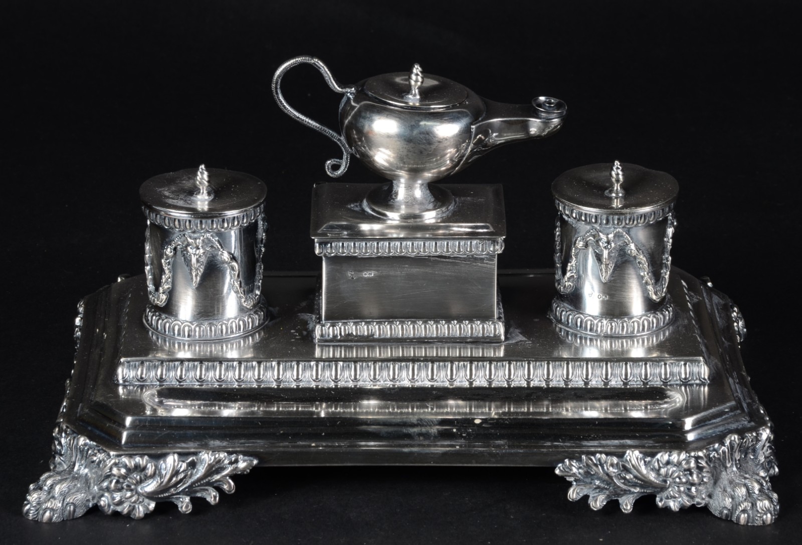 Exuberante tinteiro de mesa em prata inglesa victoriana repuxada e... - foto 2 de 7