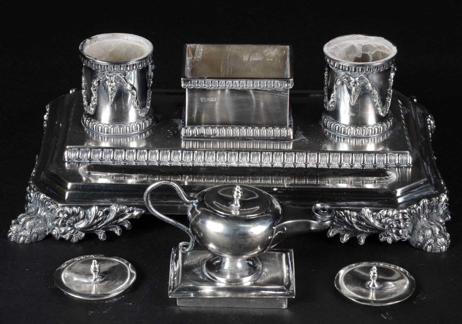 Exuberante tinteiro de mesa em prata inglesa victoriana repuxada e... - foto 3 de 7