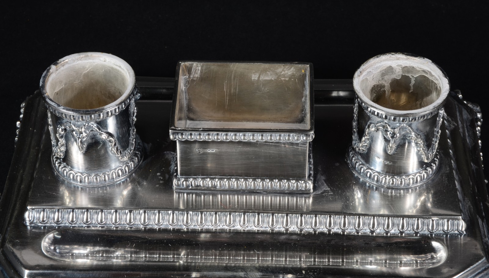 Exuberante tinteiro de mesa em prata inglesa victoriana repuxada e... - foto 4 de 7