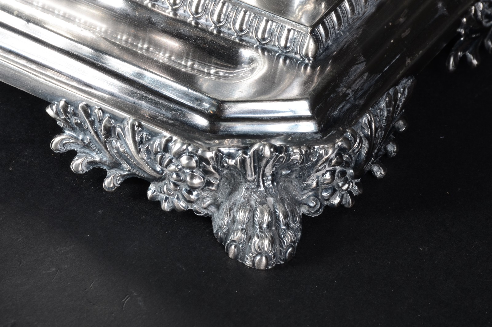 Exuberante tinteiro de mesa em prata inglesa victoriana repuxada e... - foto 5 de 7