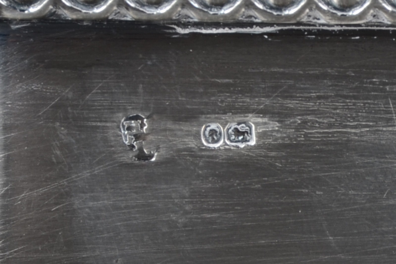 Exuberante tinteiro de mesa em prata inglesa victoriana repuxada e... - foto 7 de 7