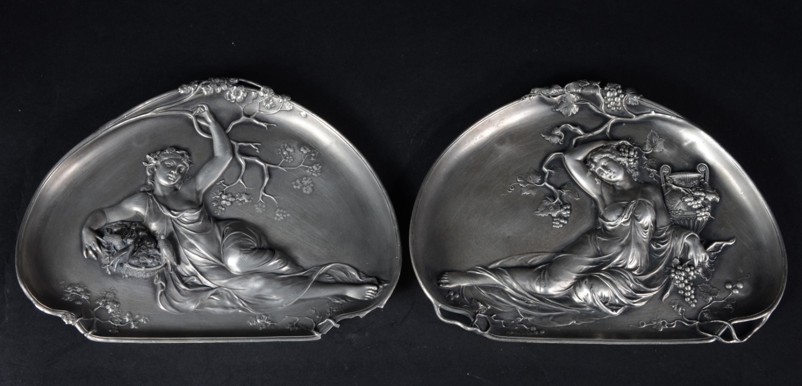 Par de placas Art Nouveau de estanho com figuras femininas em relevo... - foto 1 de 6
