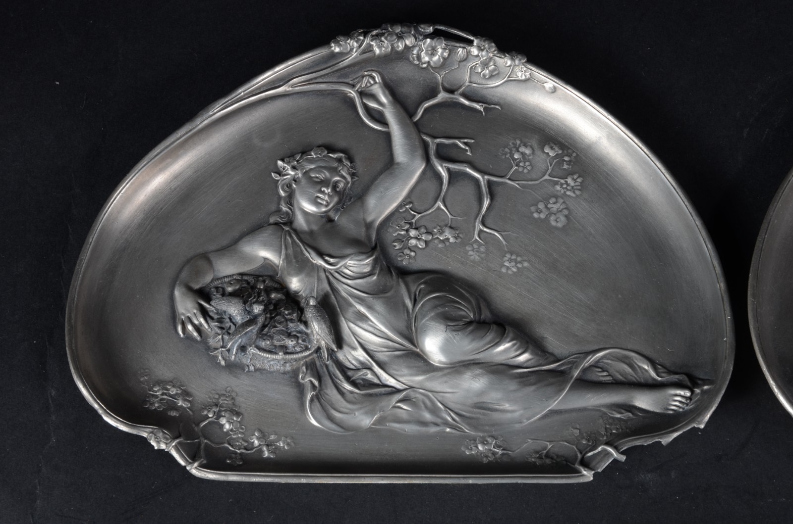 Par de placas Art Nouveau de estanho com figuras femininas em relevo... - foto 2 de 6