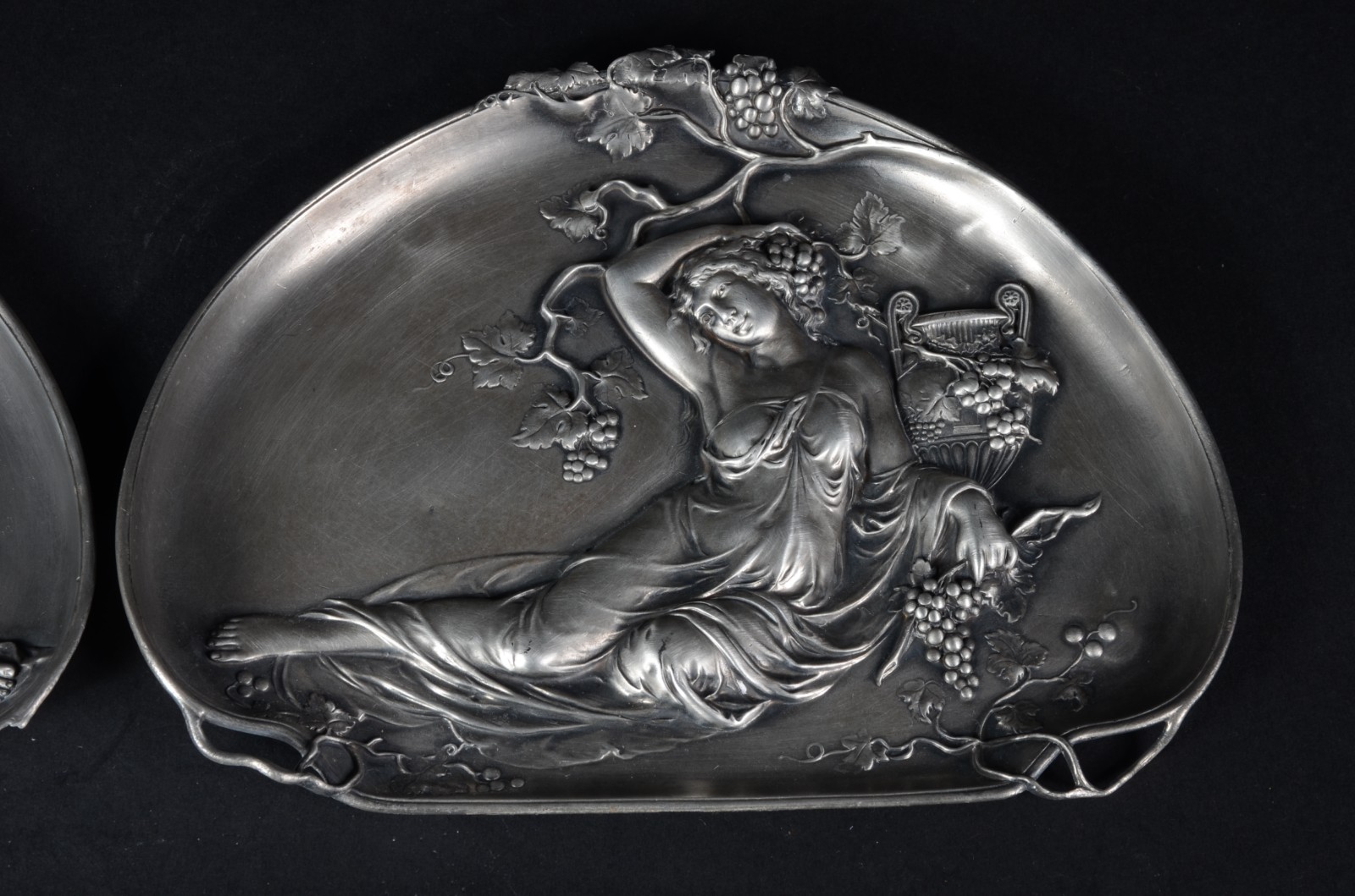 Par de placas Art Nouveau de estanho com figuras femininas em relevo... - foto 3 de 6